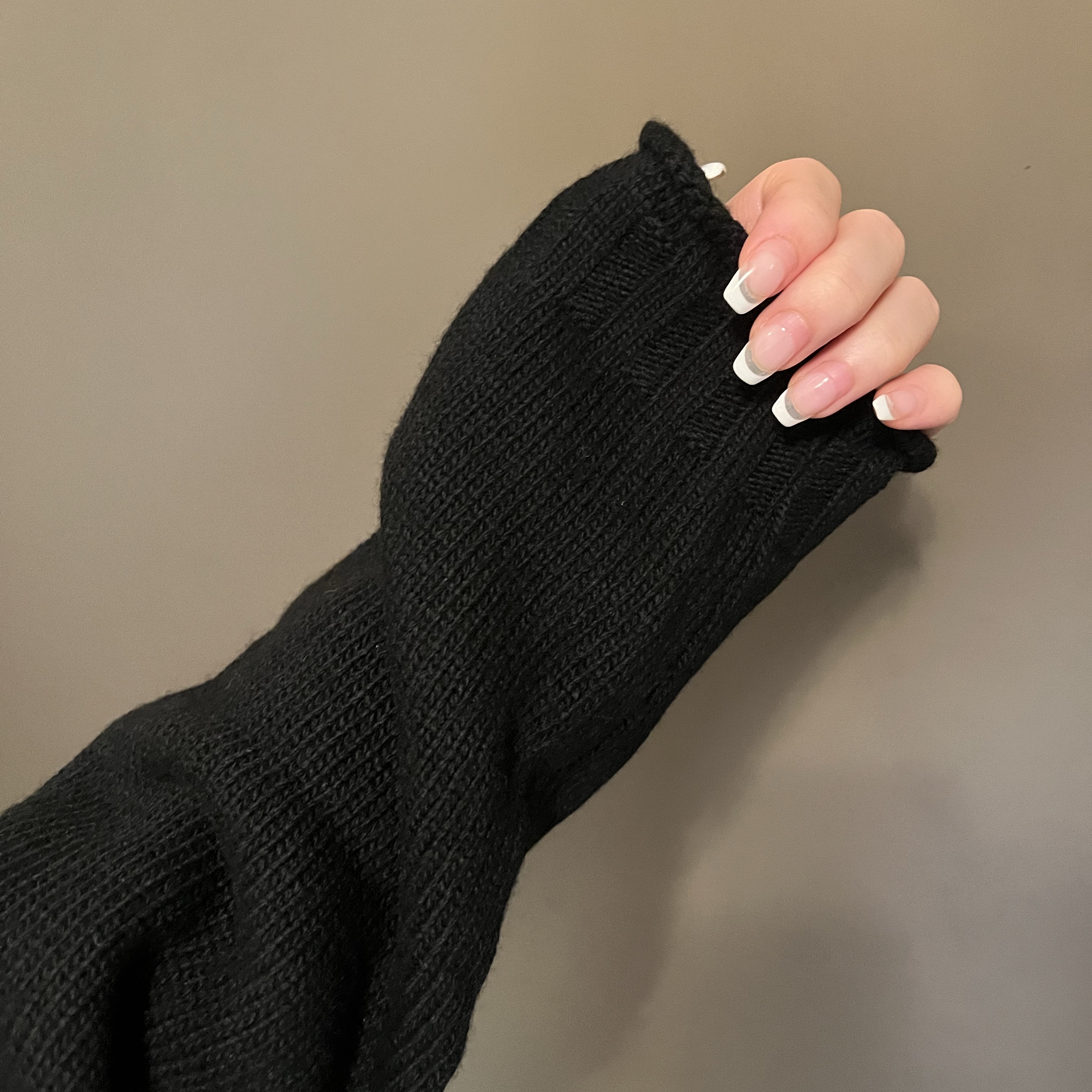 (W) Matin Kim Spell Point Knit Zip Up Black 착용 스타일 - 3