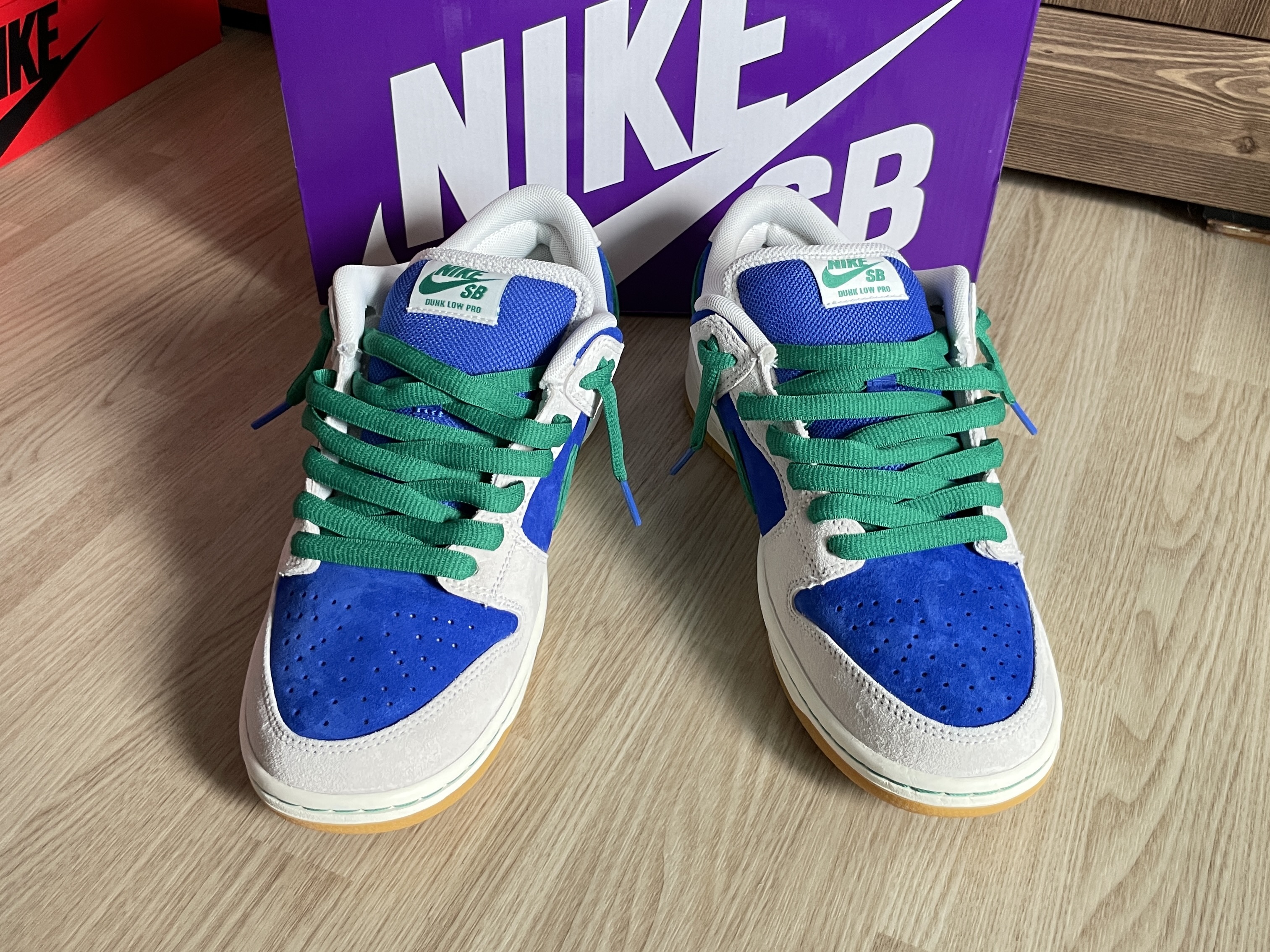 Nike SB Dunk Low Pro Phantom and Hyper Royal 착용 스타일 - 3