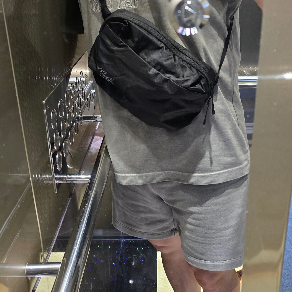 Arc'teryx Heliad 6 Crossbody Bag Black 착용 스타일 - 1