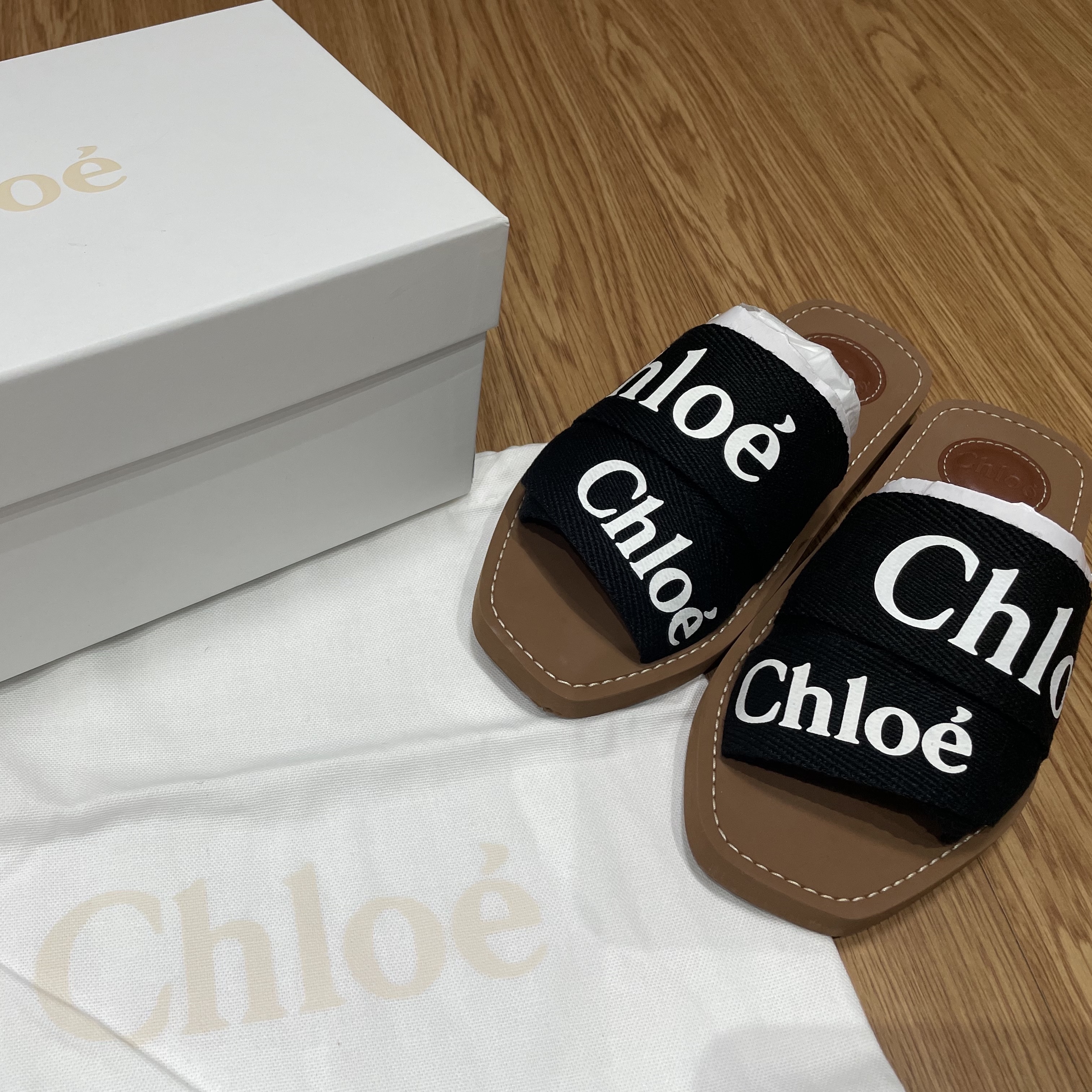 (W) Chloe Woody Flat Mule Black 착용 스타일