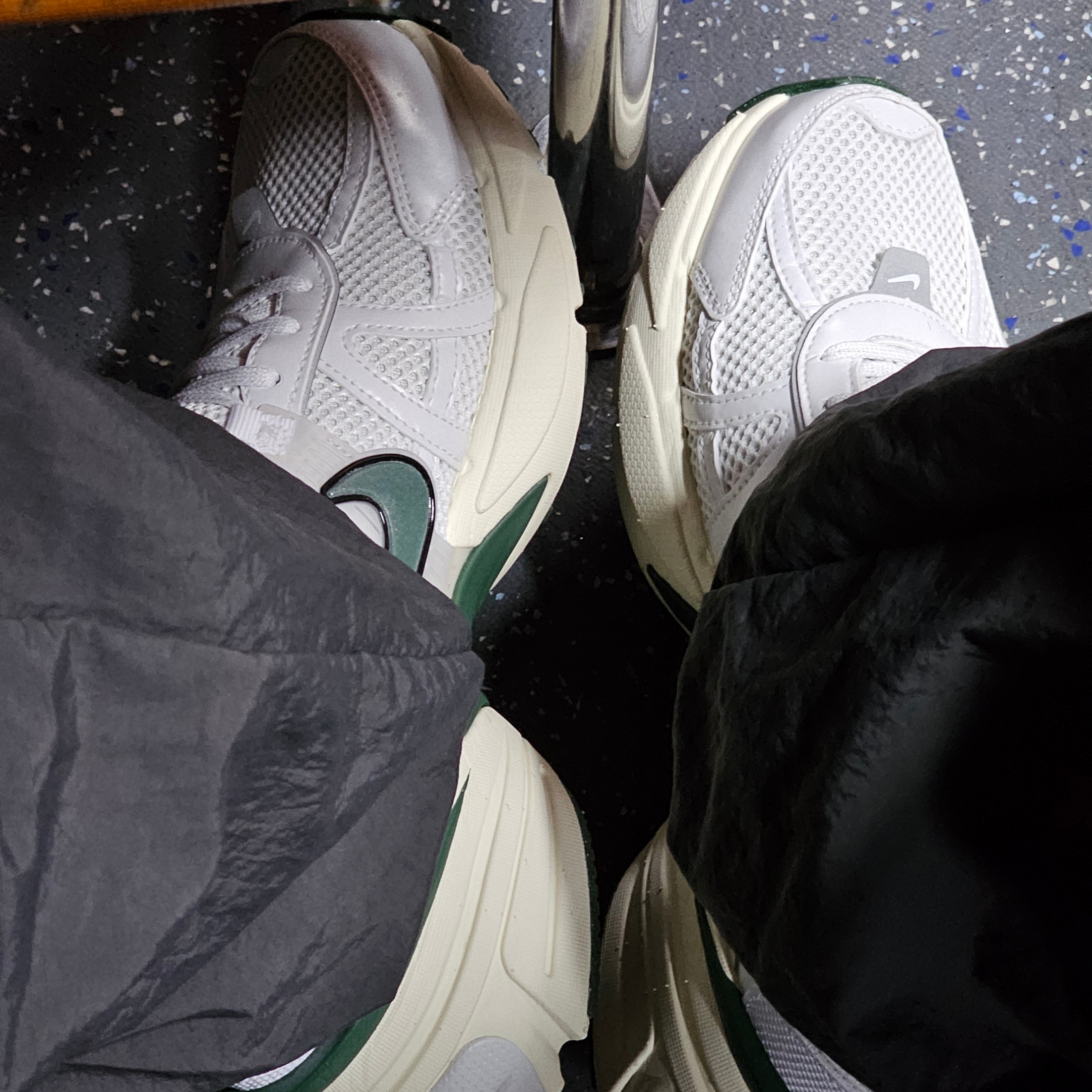 Nike V2K Run White Fir 착용 스타일