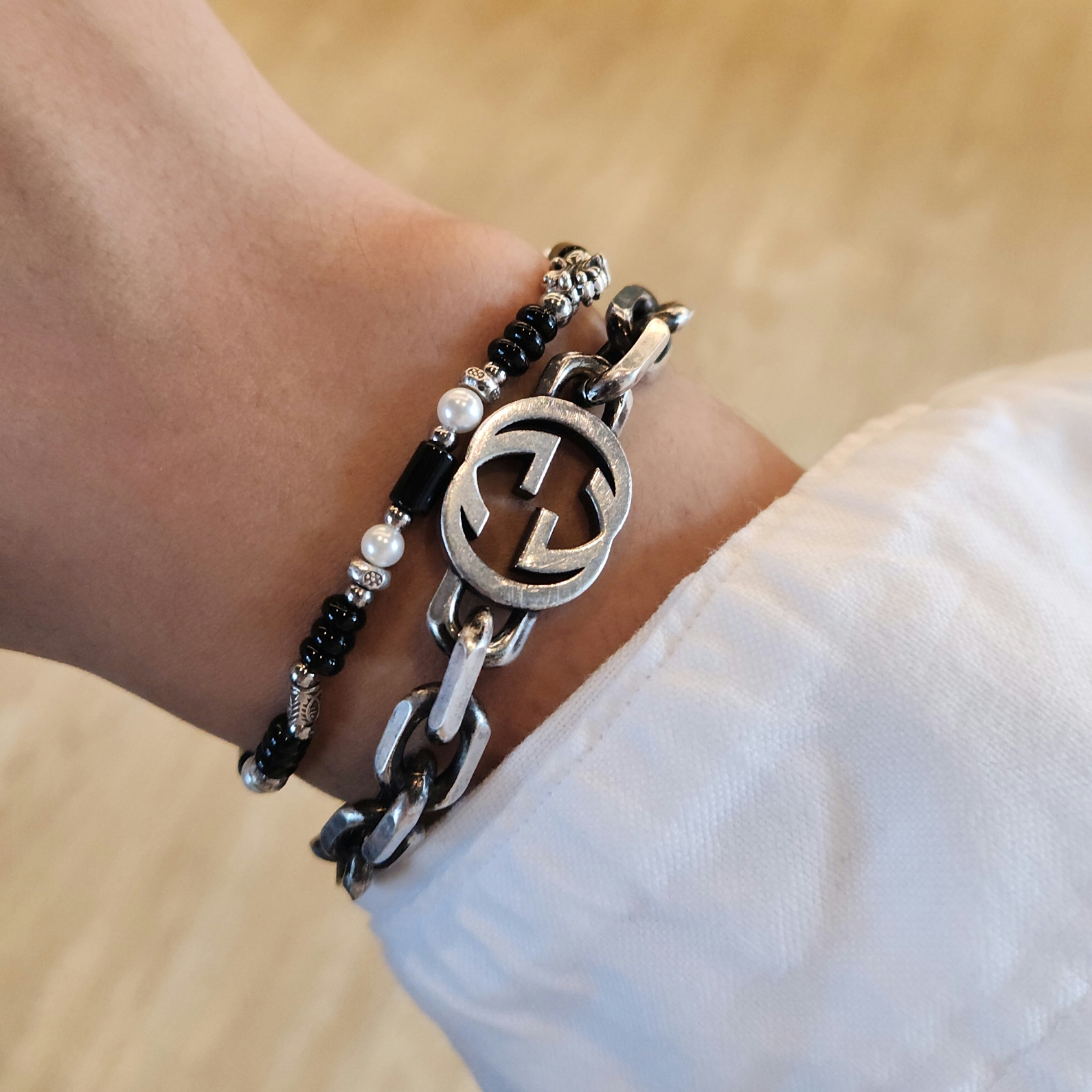 [KREAM 단독] Scudo Shell Black Pearl Beads Bracelet 착용 스타일