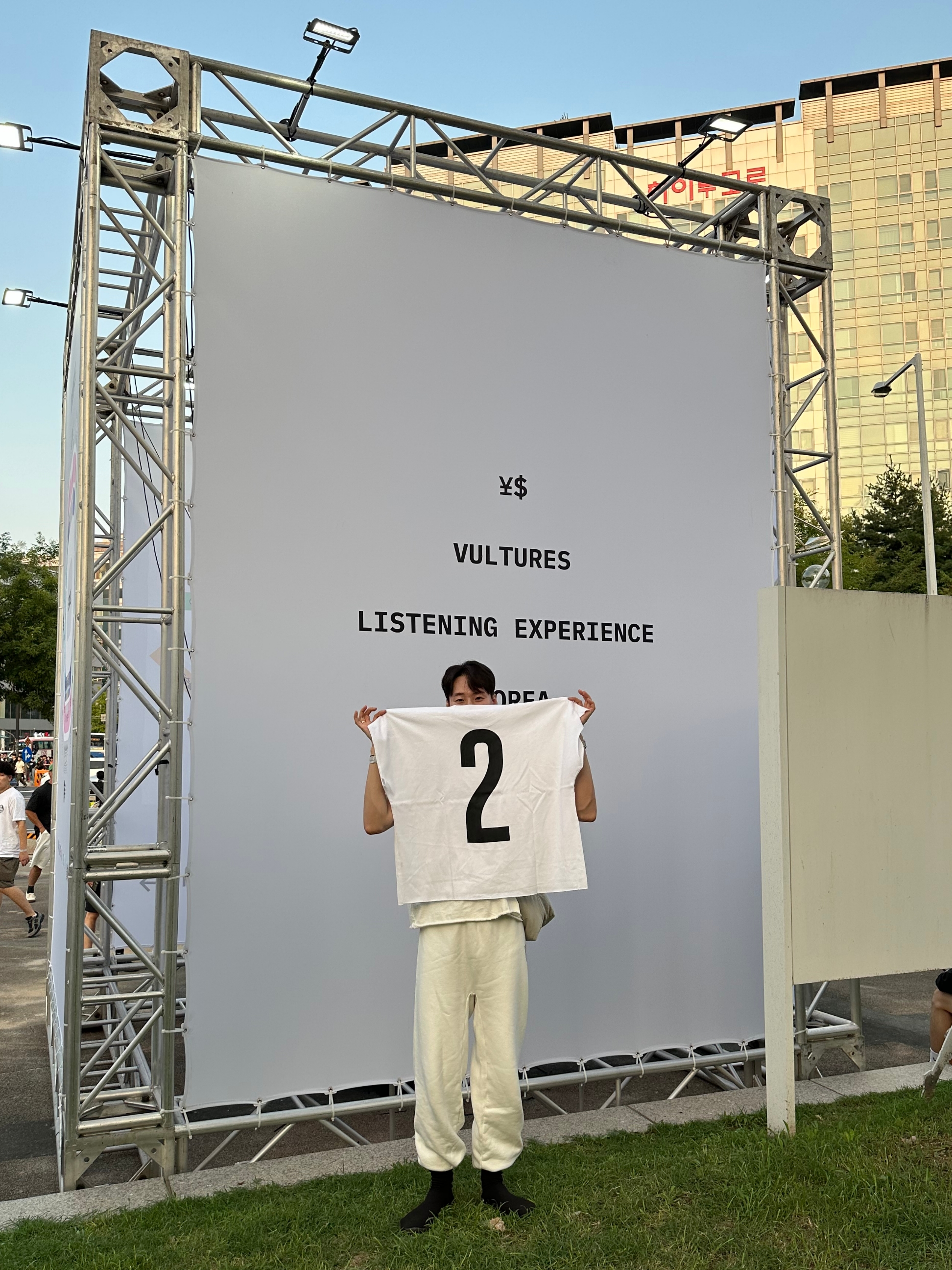 Yeezy Two Box T-Shirt White (Vultures Listening Experience Korea Exclusive), Yeezy Vultures Box T-Shirt White 착용 스타일 - 1