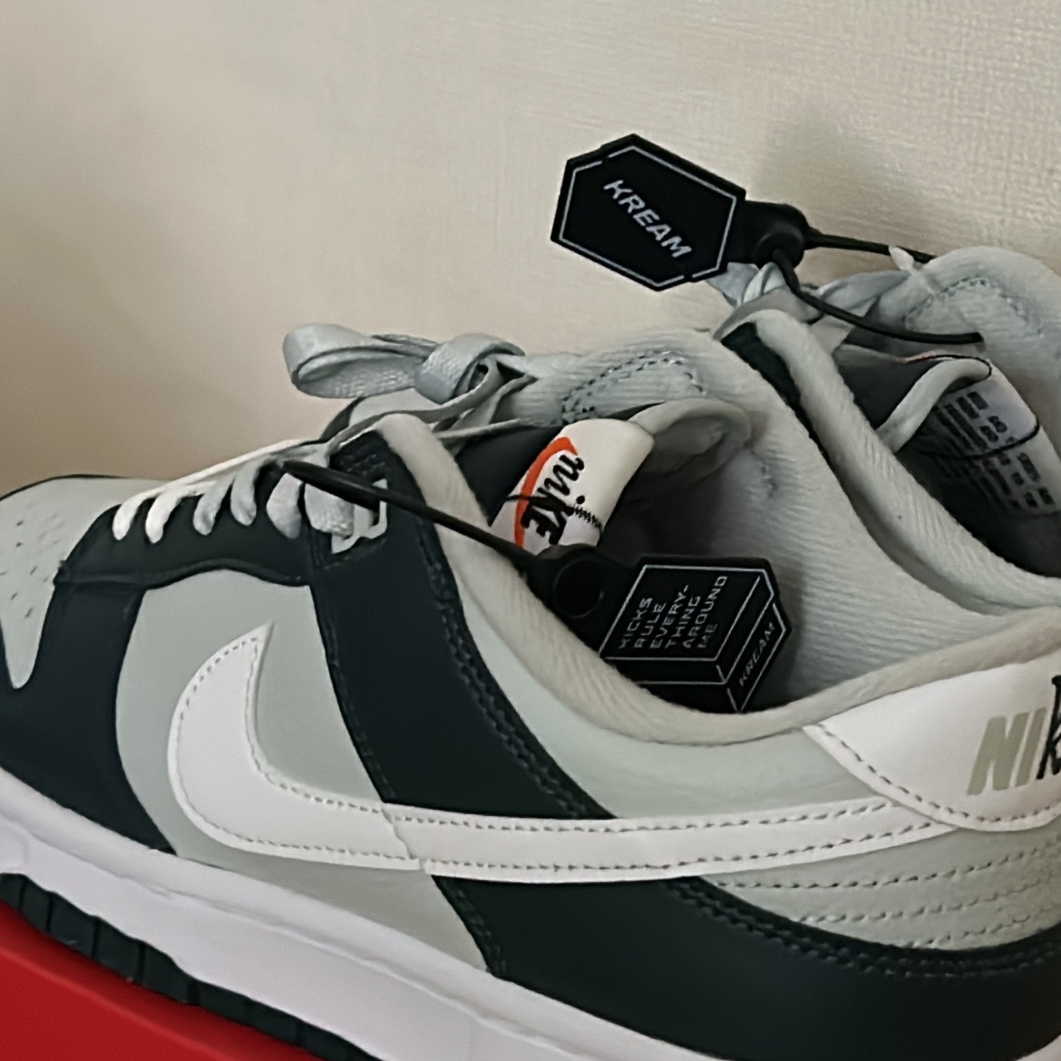 Nike Dunk Low PRM Deep Jungle Light Silver 착용 스타일 - 2