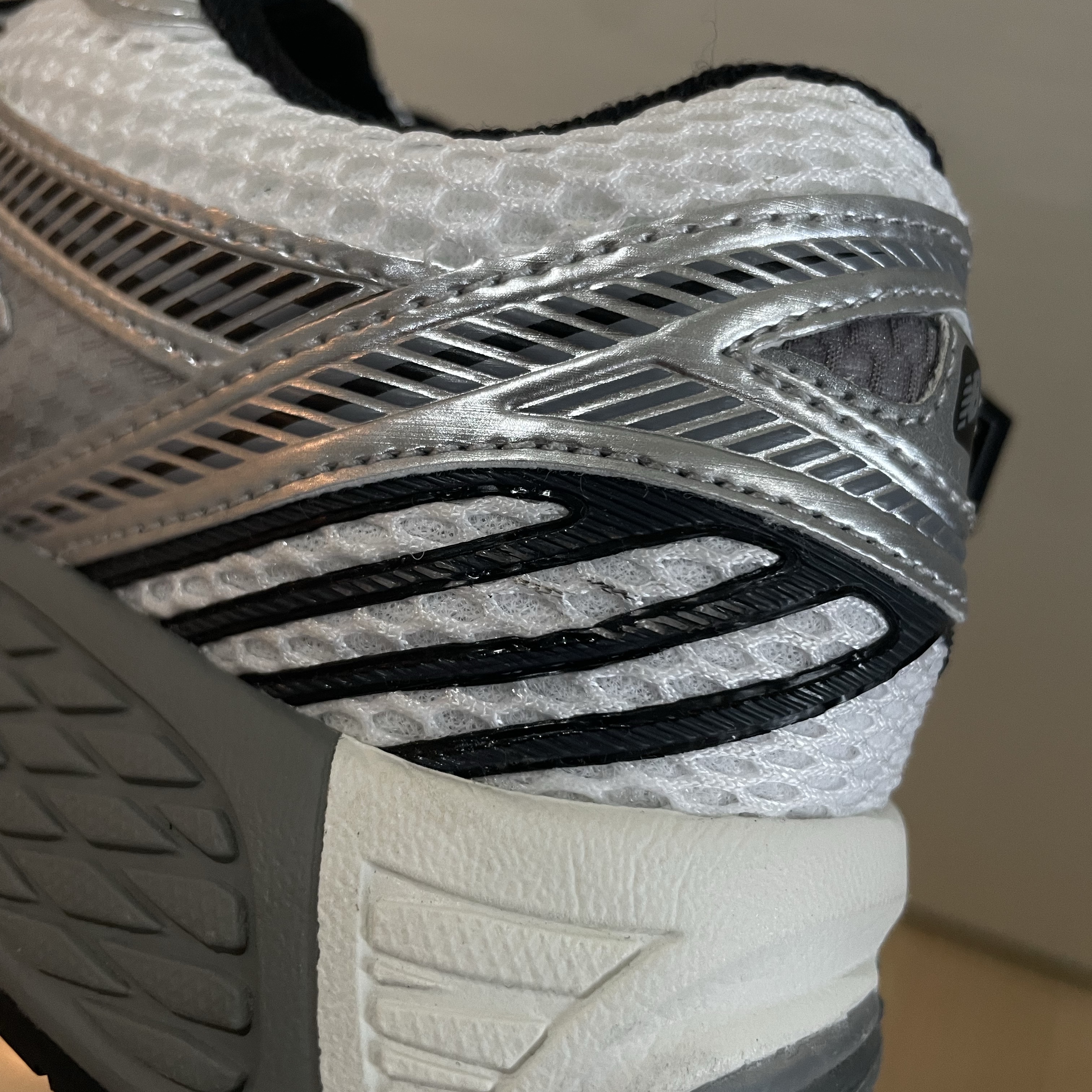 New Balance 860v2 Optic White 착용 스타일