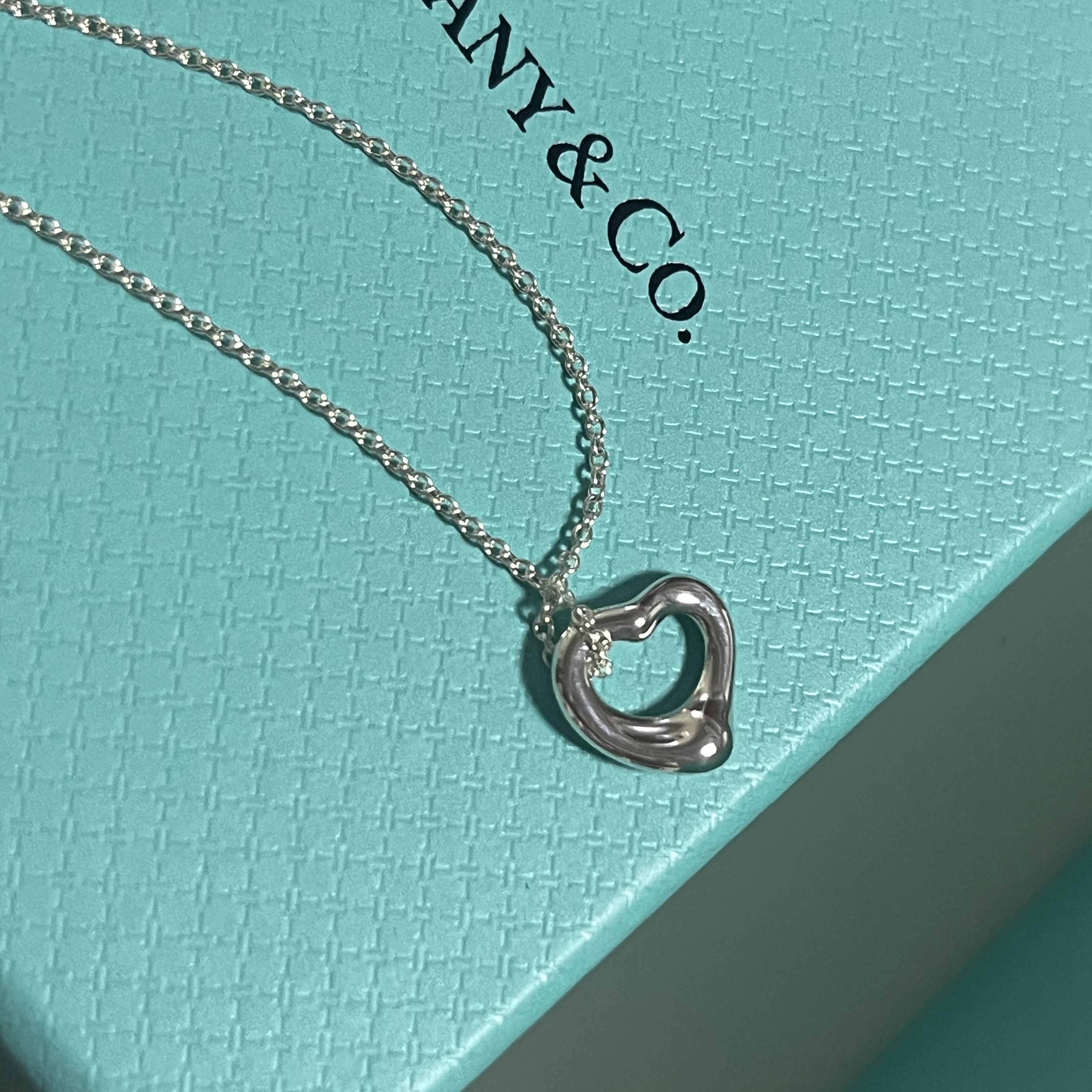 Tiffany & Co. Elsa Peretti Open Heart Pendant 11mm Silver 착용 스타일