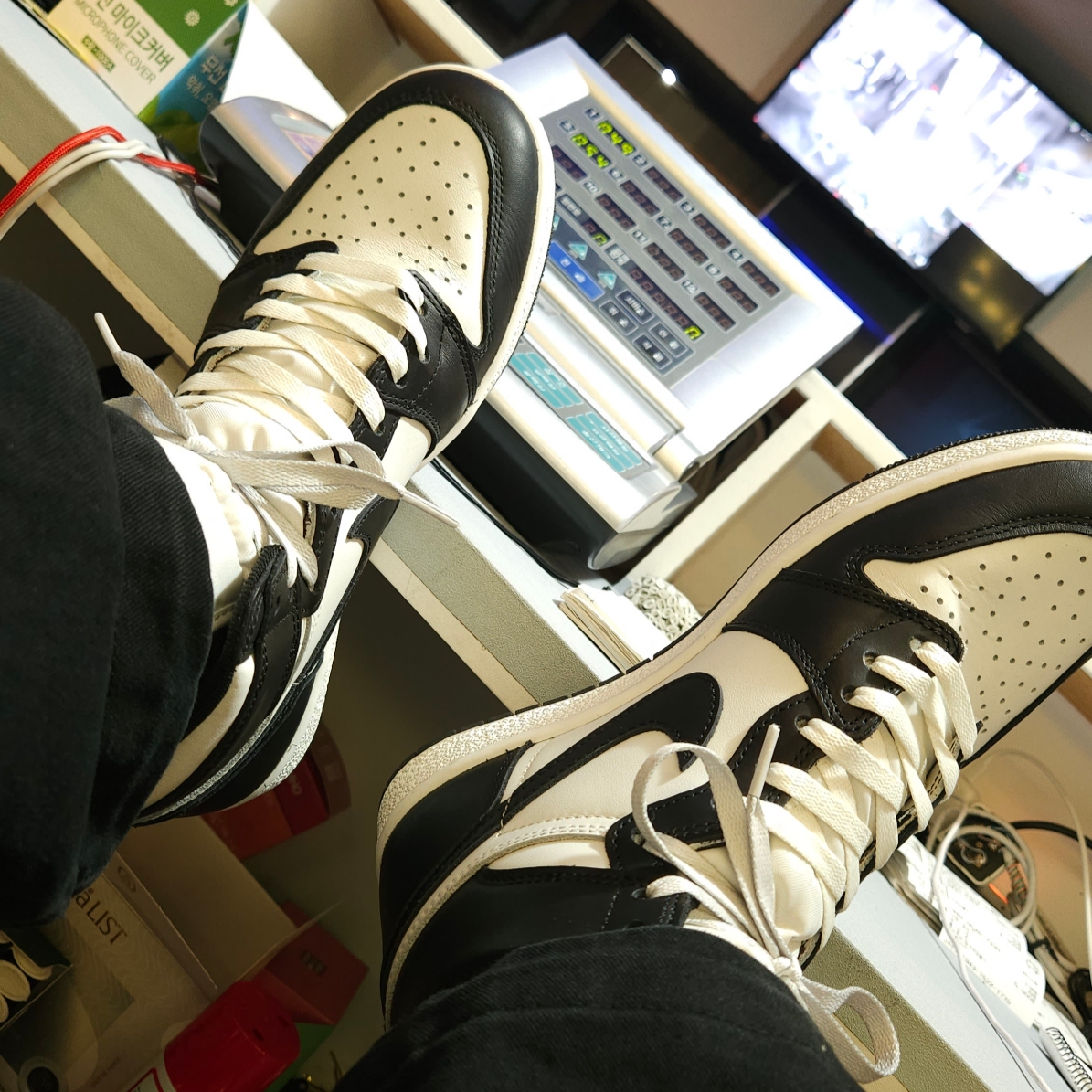 Jordan 1 High 85 Black White 착용 스타일 - 2