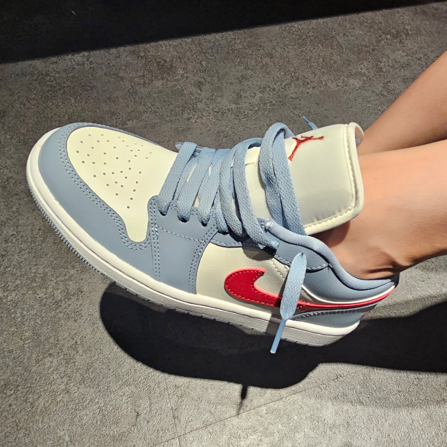 (W) Jordan 1 Low Dune Red Blue Grey 착용 스타일 - 4