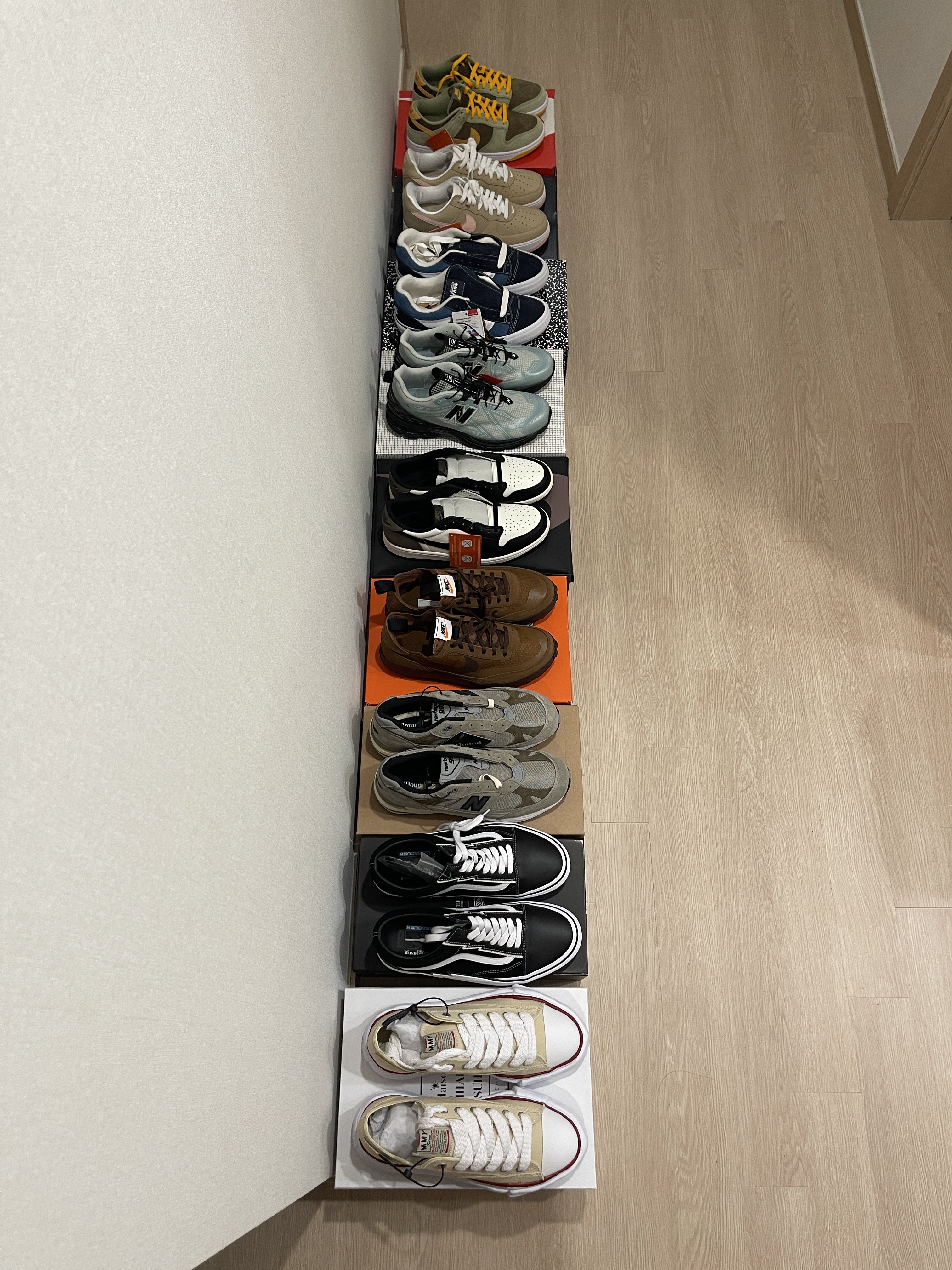 Maison Mihara Yasuhiro Peterson OG Sole Canvas Low-top Sneakers Natural, Vans Vault x Mastermind World Old Skool Bolt Black 착용 스타일 - 1