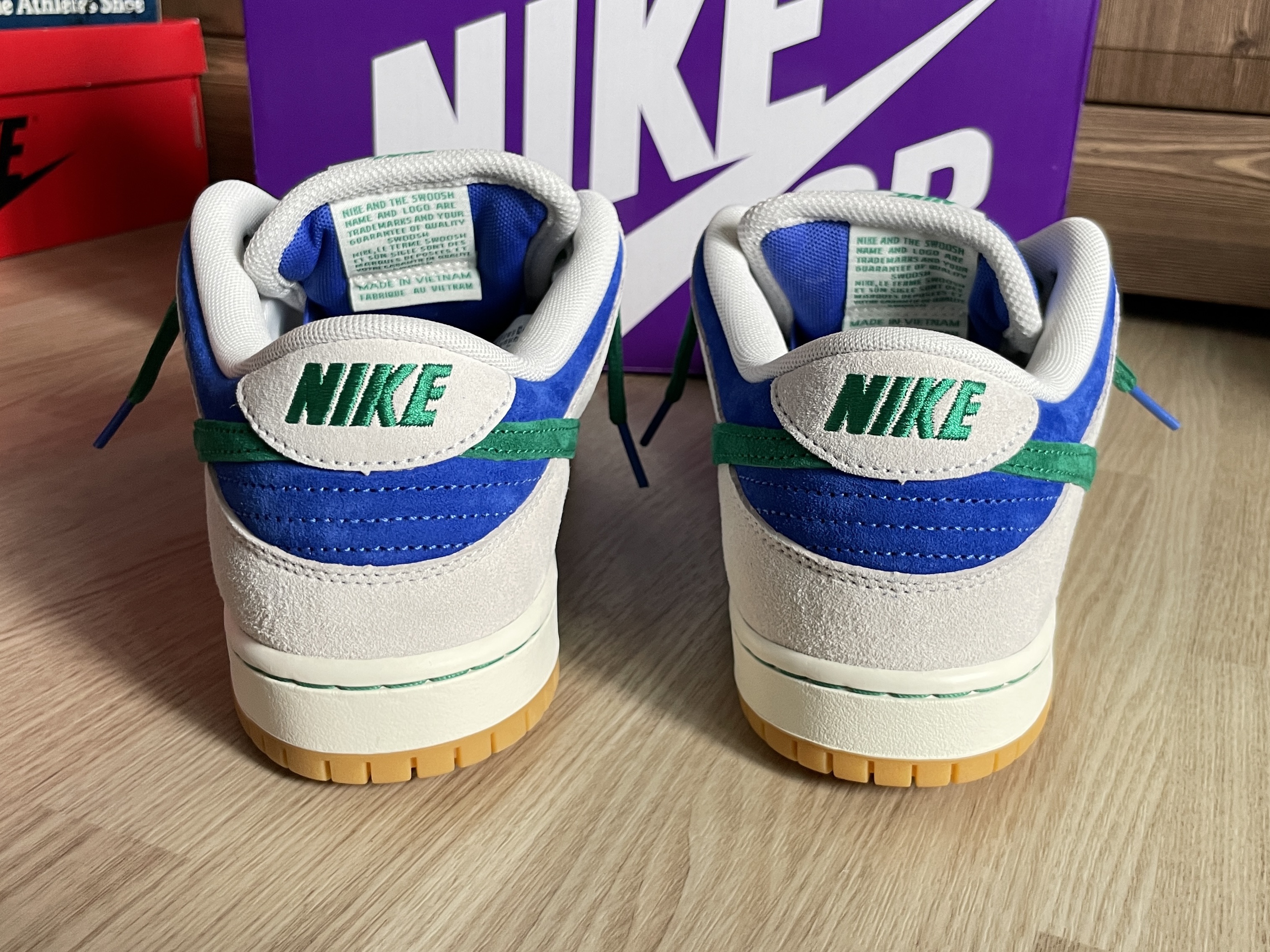 Nike SB Dunk Low Pro Phantom and Hyper Royal 착용 스타일 - 4