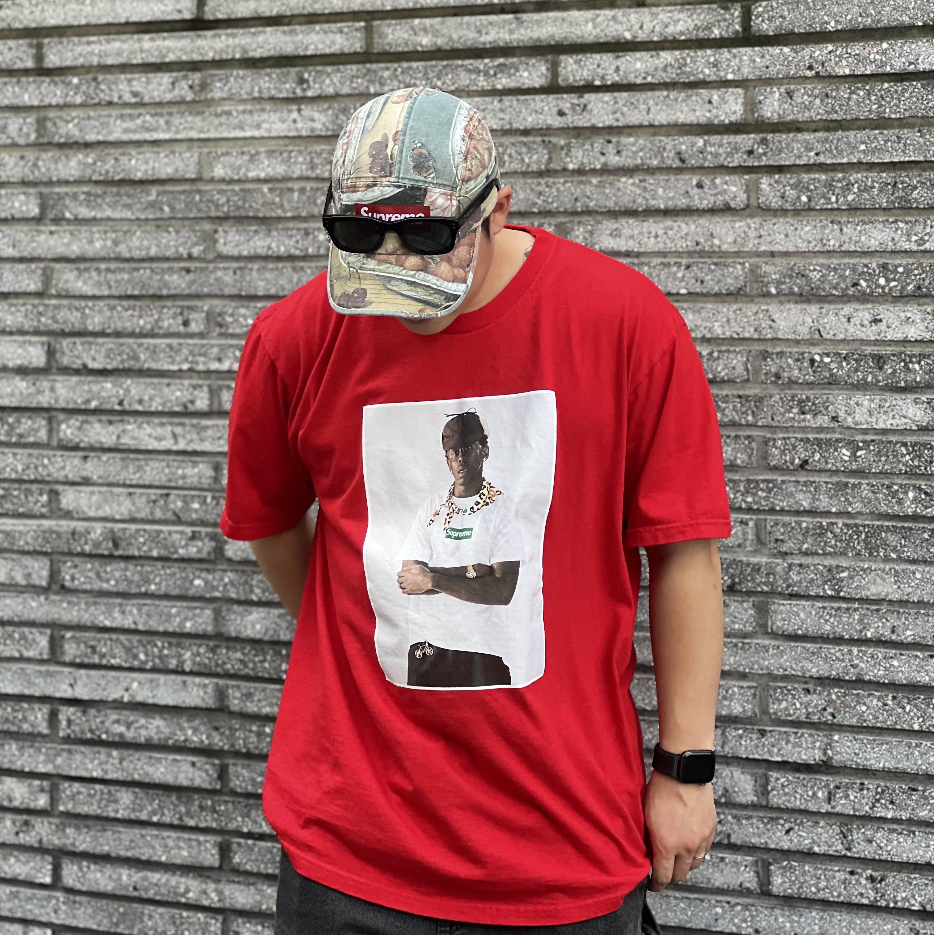 Supreme Tyler The Creator T-Shirt Red - 24FW, Supreme Strawberries Camp Cap Multicolor - 23SS 착용 스타일 - 2