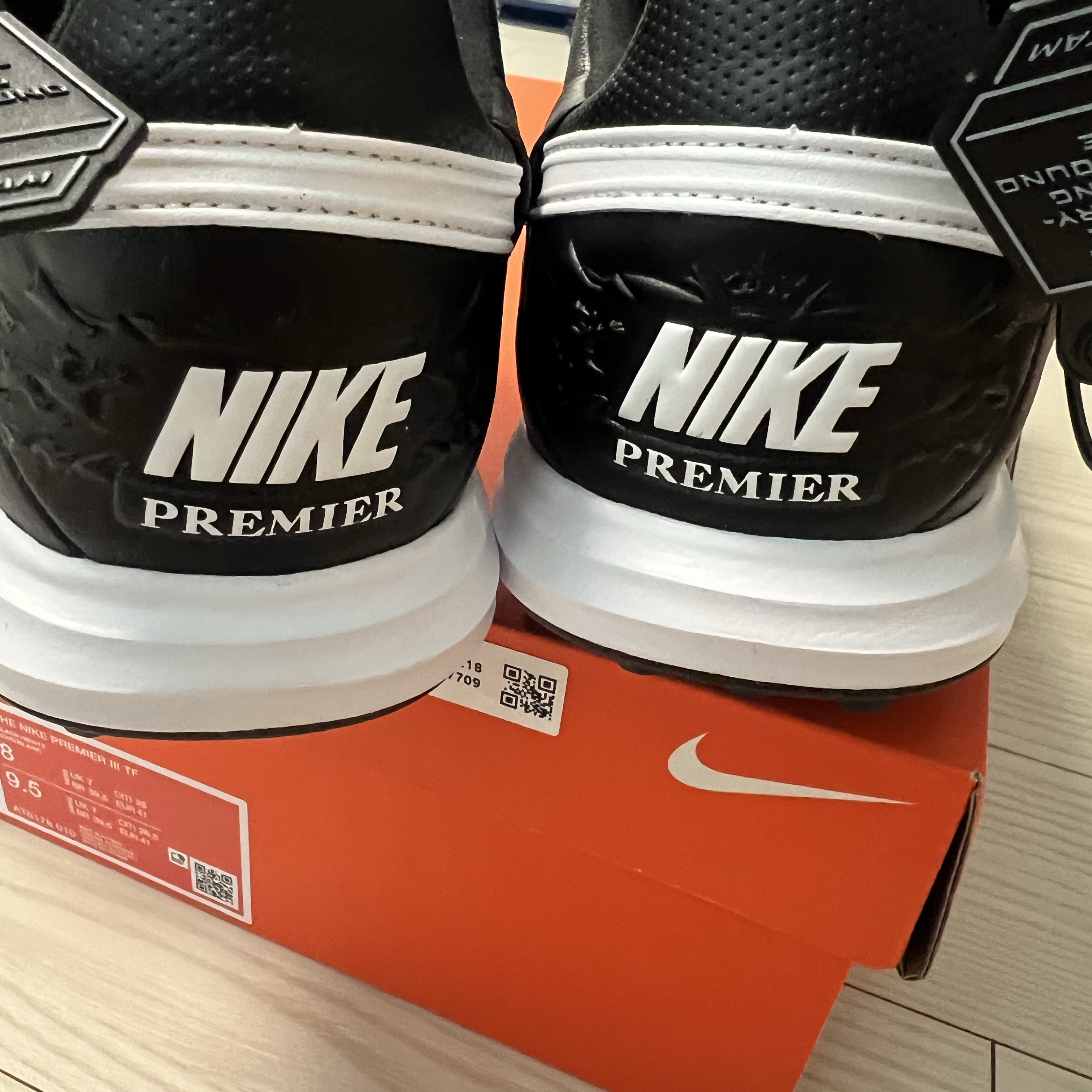 Nike Premier 3 TF Black White 착용 스타일 - 2