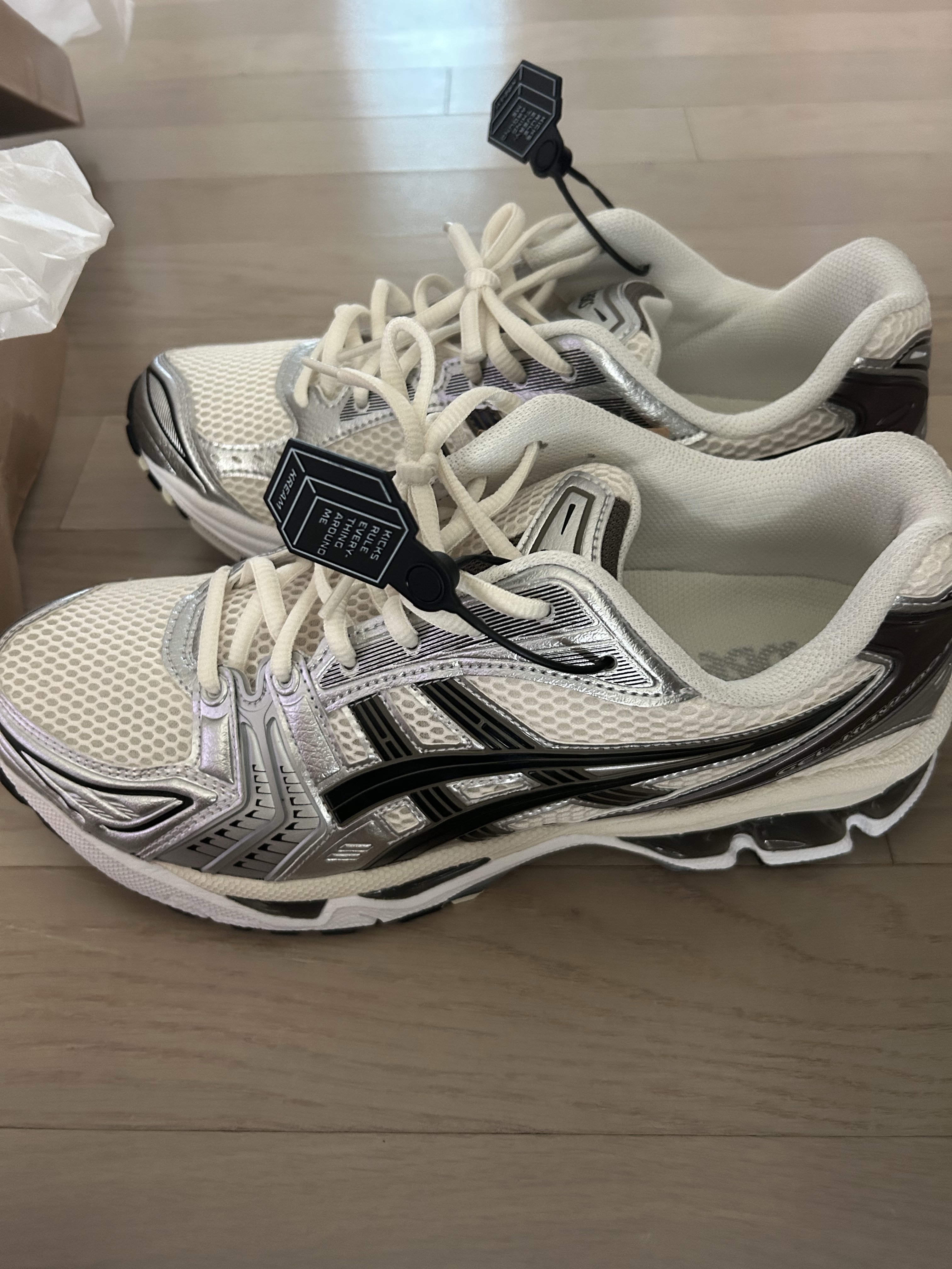 Asics Gel-Kayano 14 Cream Black 착용 스타일