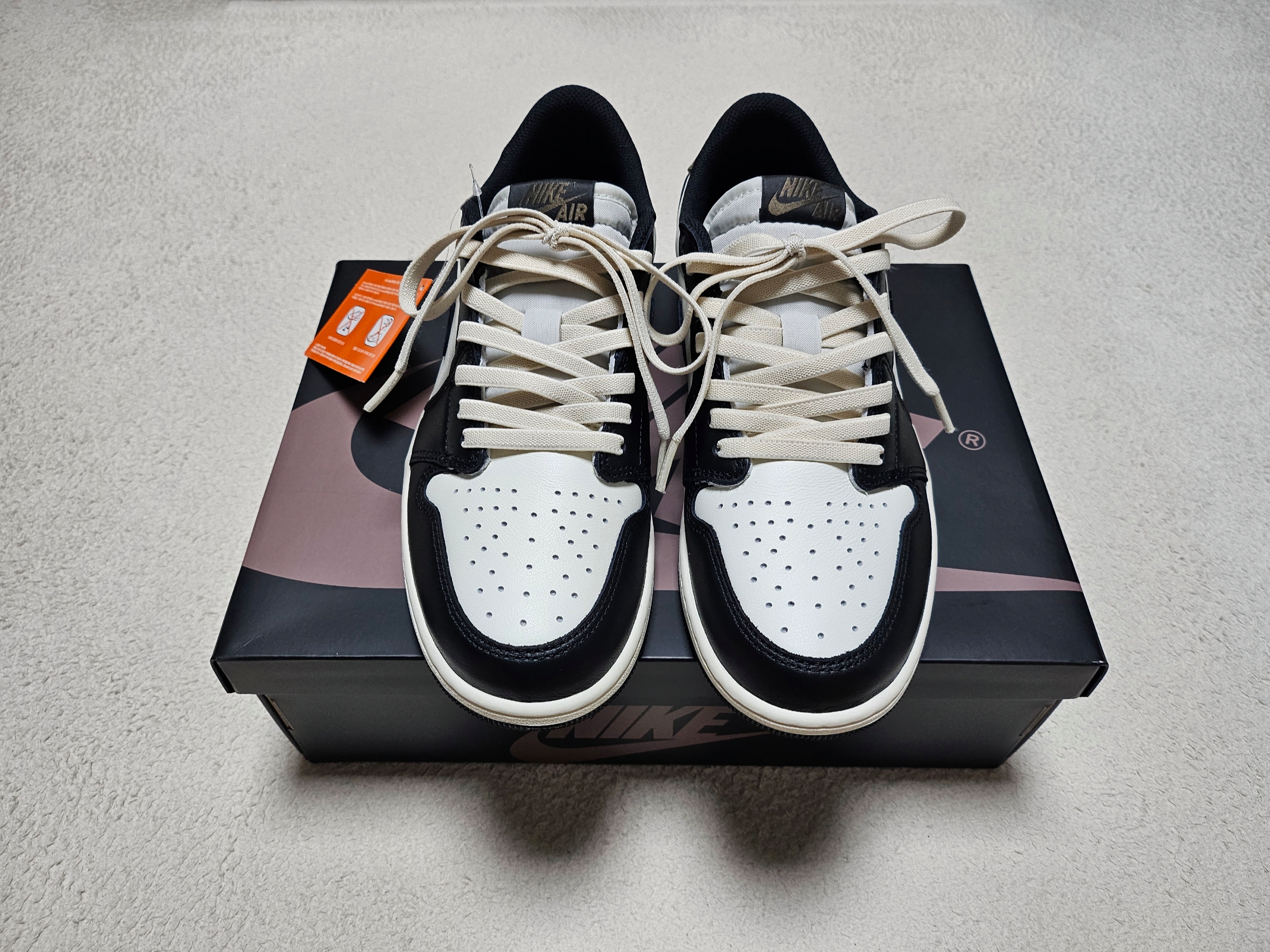 Jordan 1 Retro Low OG Mocha 착용 스타일 - 2