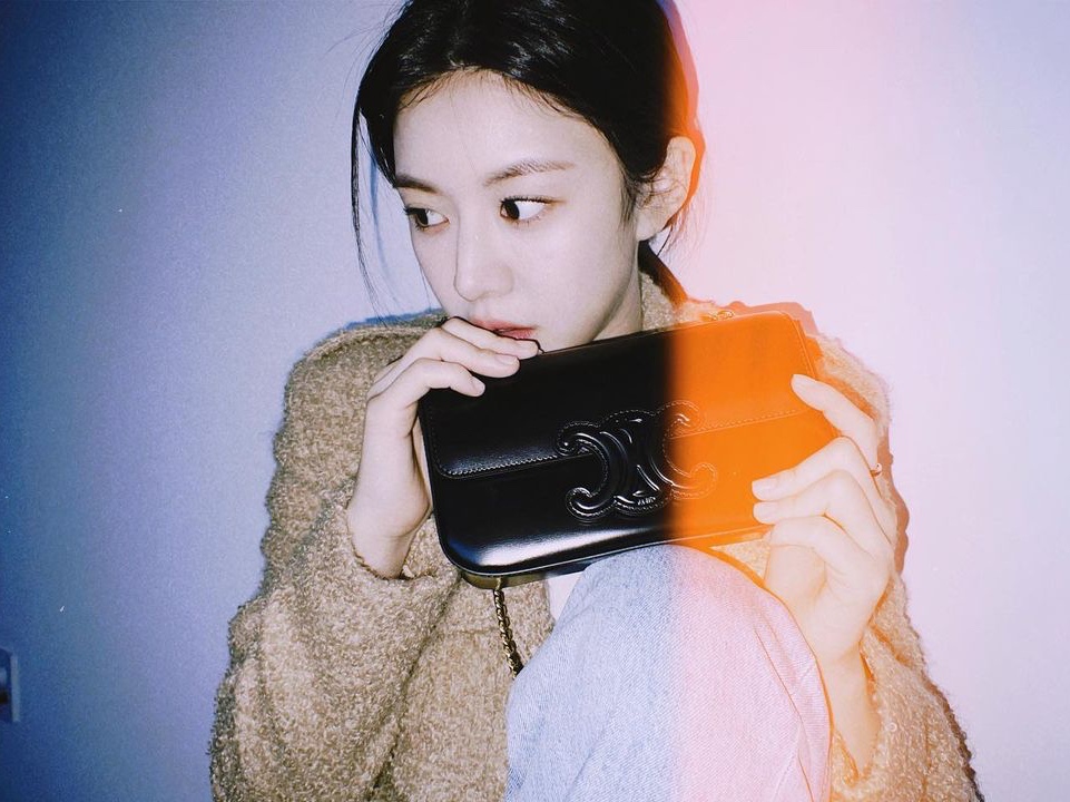 Celine Chain Shoulder Bag Cuir Triomphe in Shiny Calfskin Black 착용 스타일 - 1