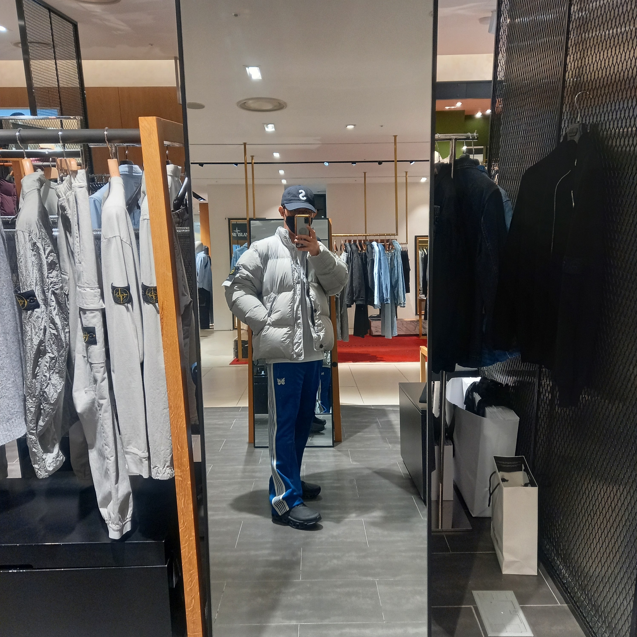 Stone Island 40123 Garment Dyed Crinkle Reps R-NY Down Jacket Grey - 24FW, Supreme Seersucker S Logo 6-Panel Black - 24SS 착용 스타일 - 2