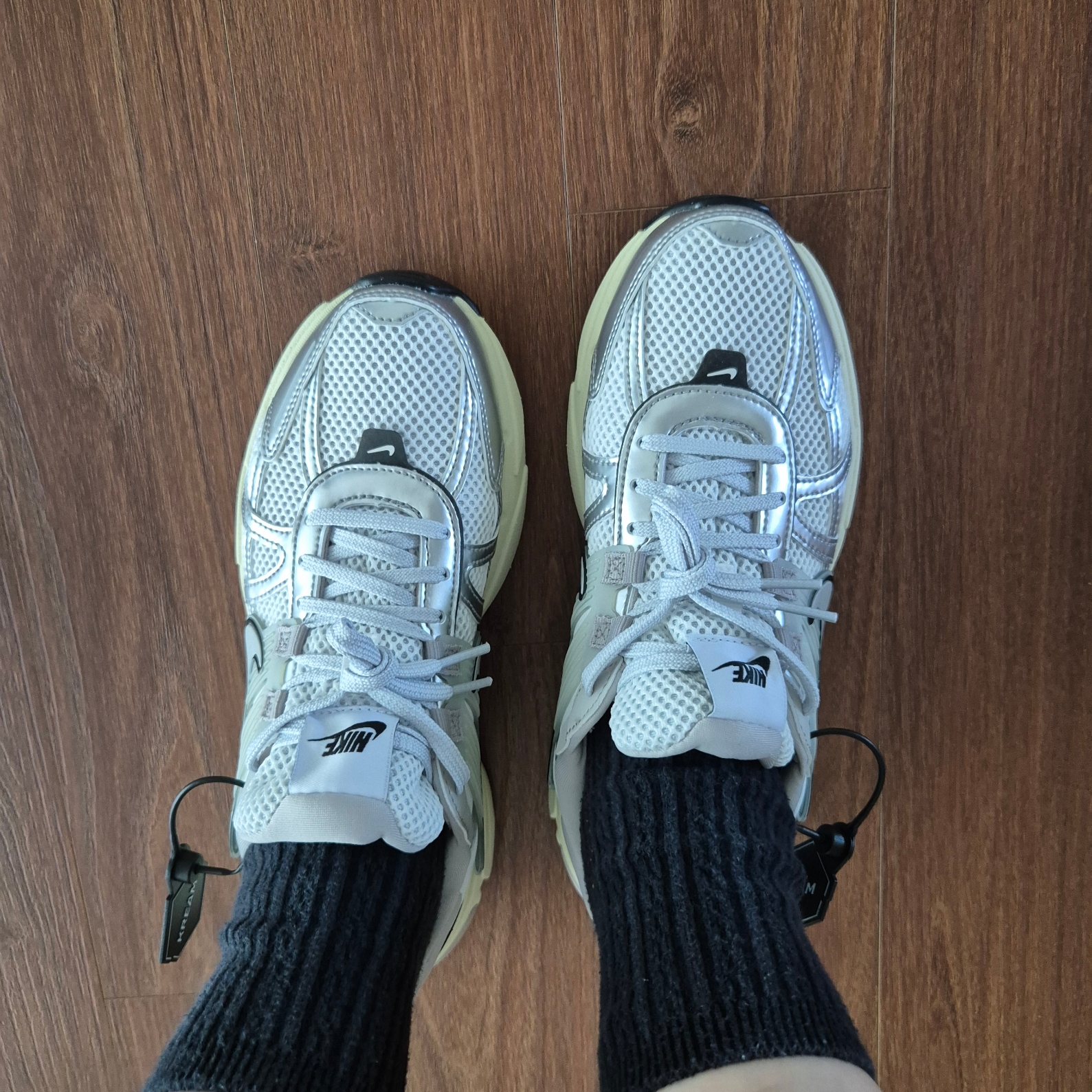 Nike V2K Run Summit White Metallic Silver 착용 스타일 - 2