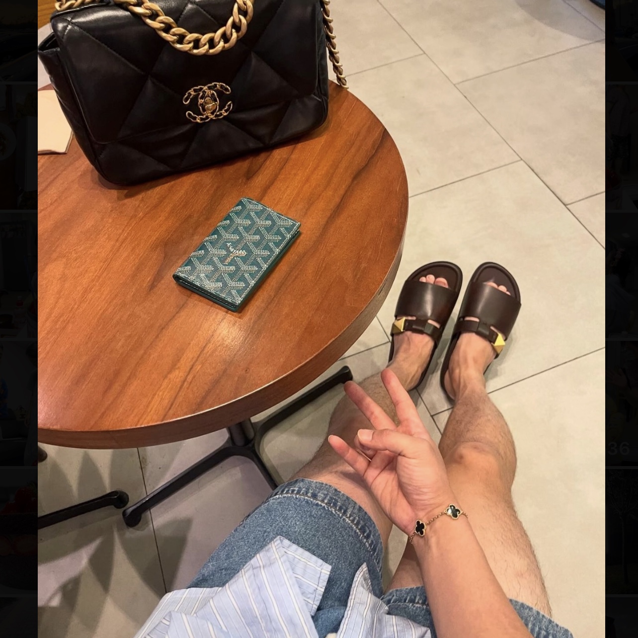 Chanel Medium 19 Handbag Lambskin & Gold Black, Goyard Saint Pierre Card Holder Green 착용 스타일