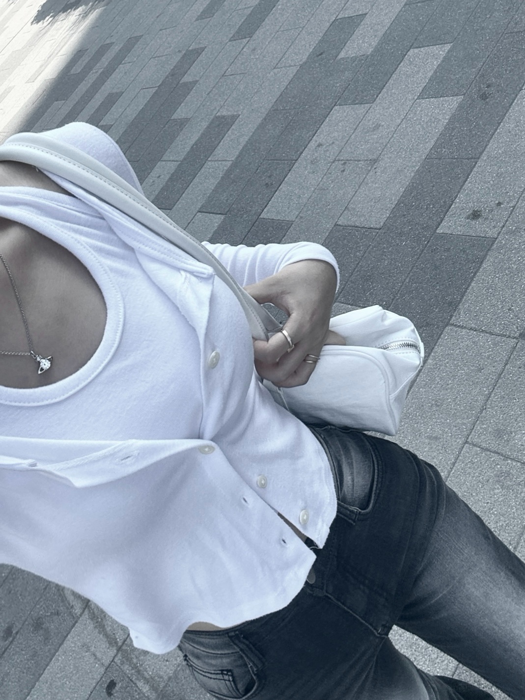 Vivienne Westwood Reina Pendant Silver, Matin Kim Sporty Tote Bag White 착용 스타일