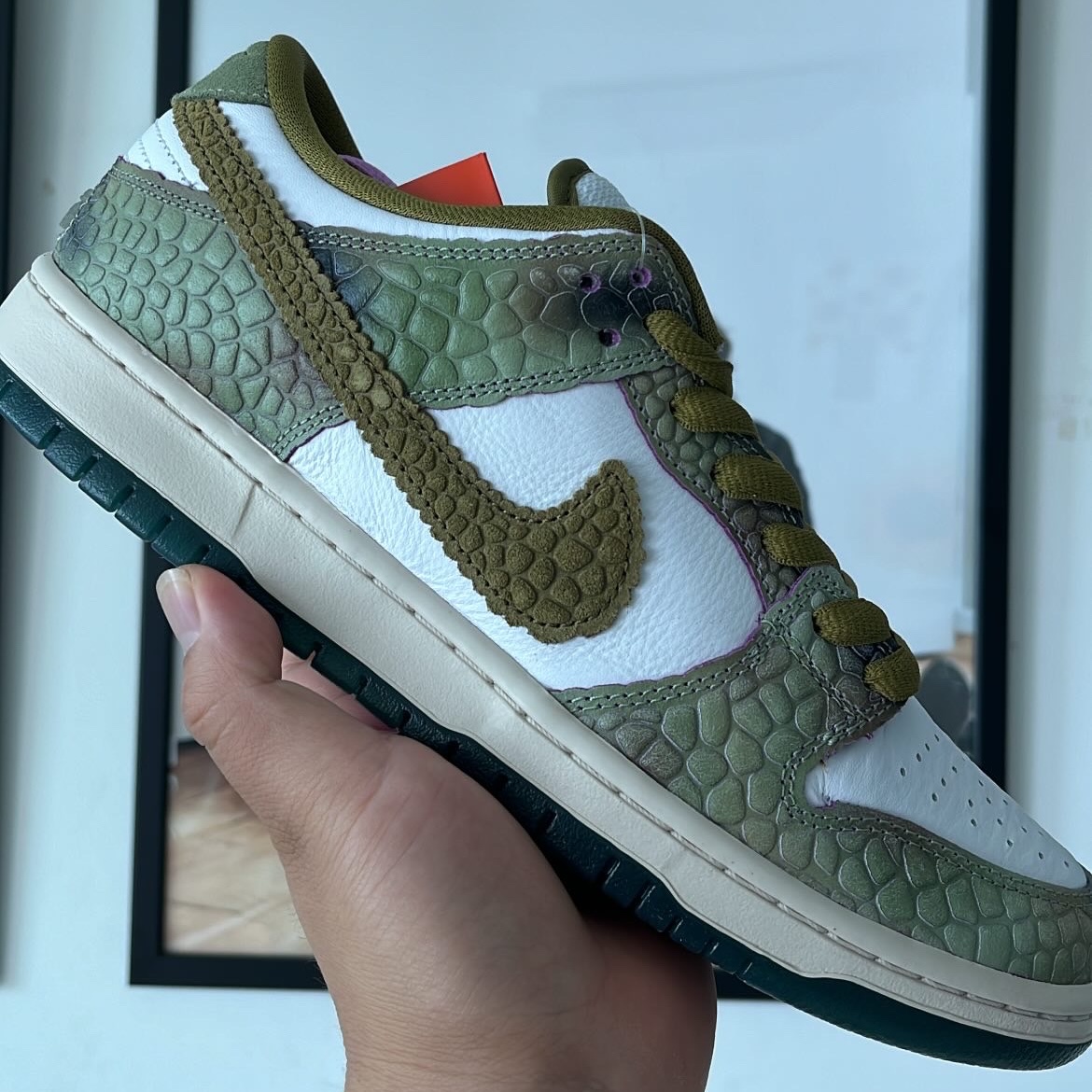 Nike x Alexis Sablone SB Dunk Low Pro White and Pacific Moss 착용 스타일