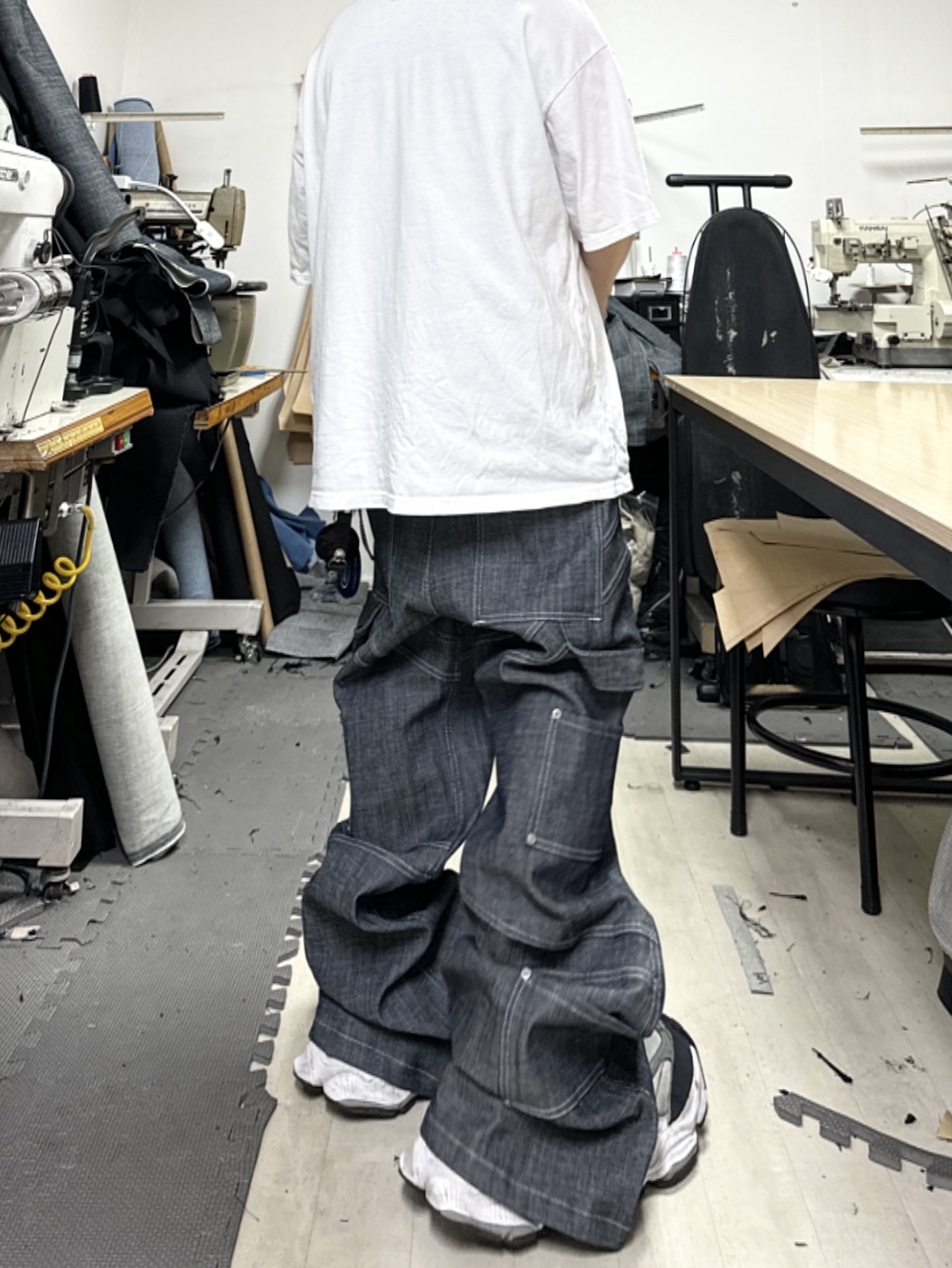 Balenciaga Cargo Sneakers White Grey 착용 스타일 - 1