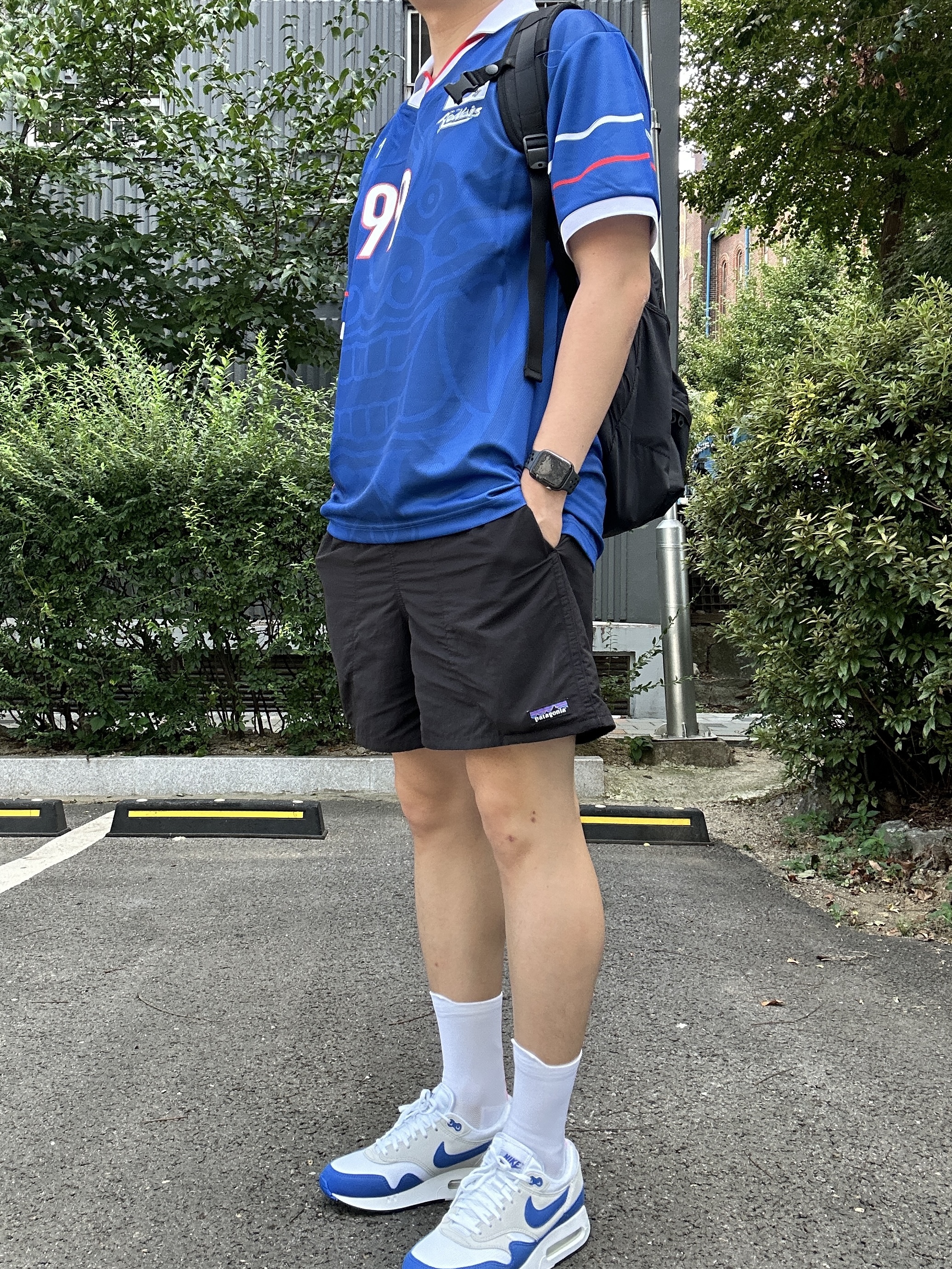 Over The Pitch x Red Devil 1999 Jersey Blue, Patagonia Baggies Shorts 5 Inch Black 착용 스타일 - 3