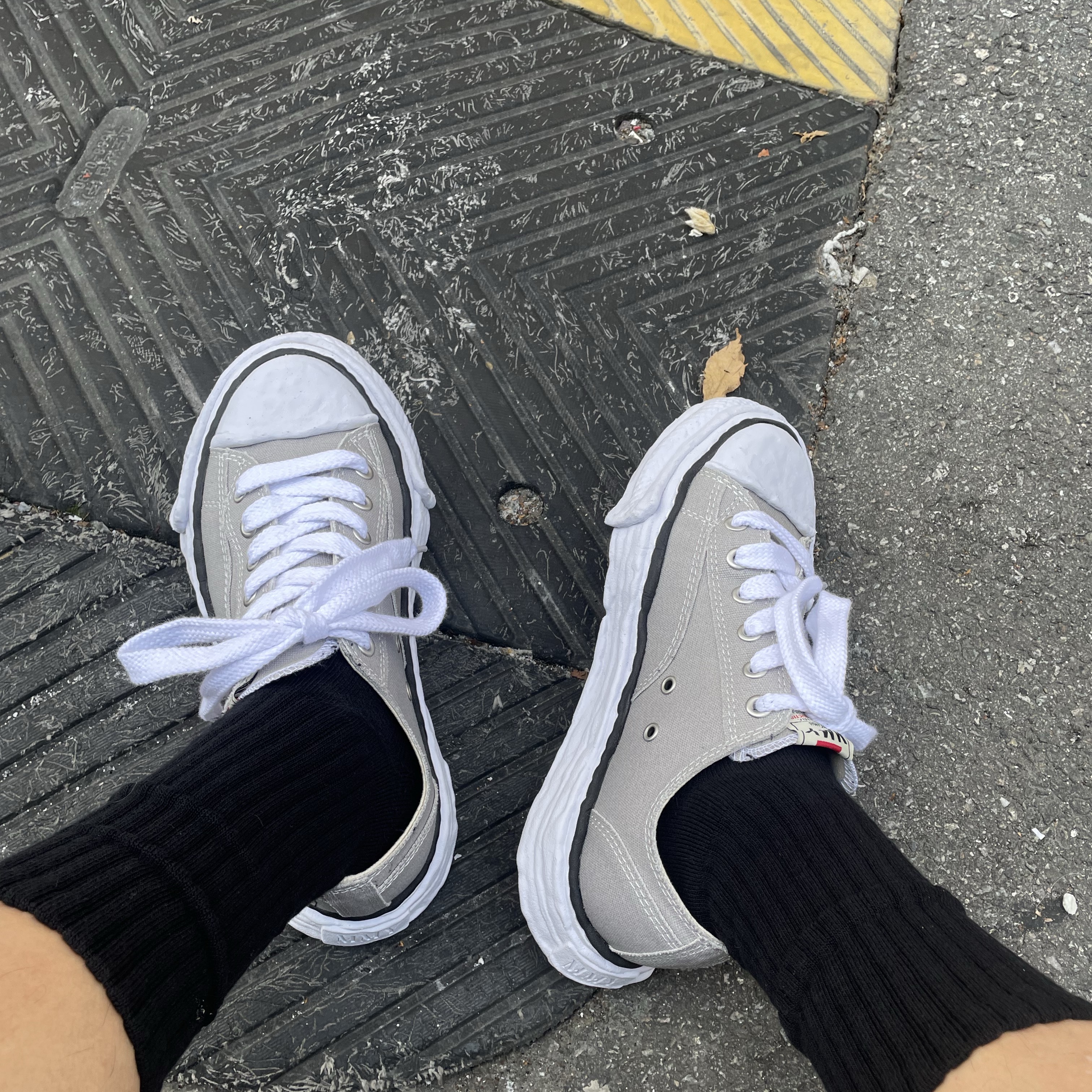 Maison Mihara Yasuhiro Peterson23 OG Sole Canvas Low-top Sneakers Gray 착용 스타일