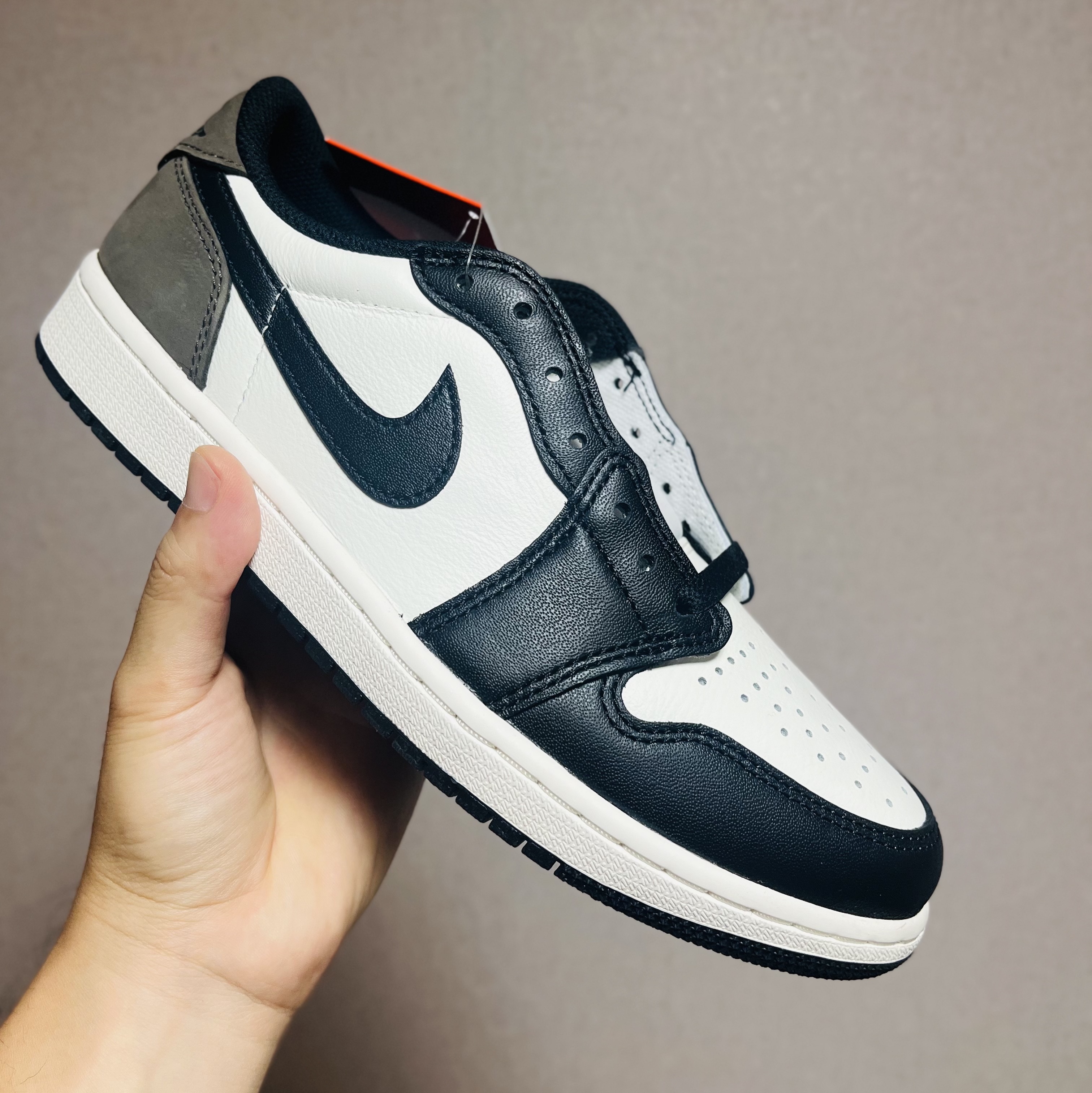 Jordan 1 Retro Low OG Mocha 착용 스타일