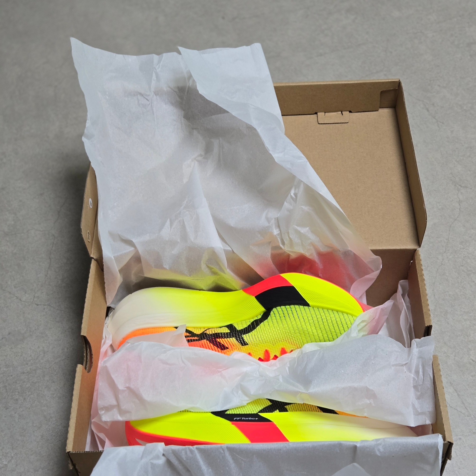 Asics Metaspeed Sky Paris Safety Yellow Black 착용 스타일 - 3