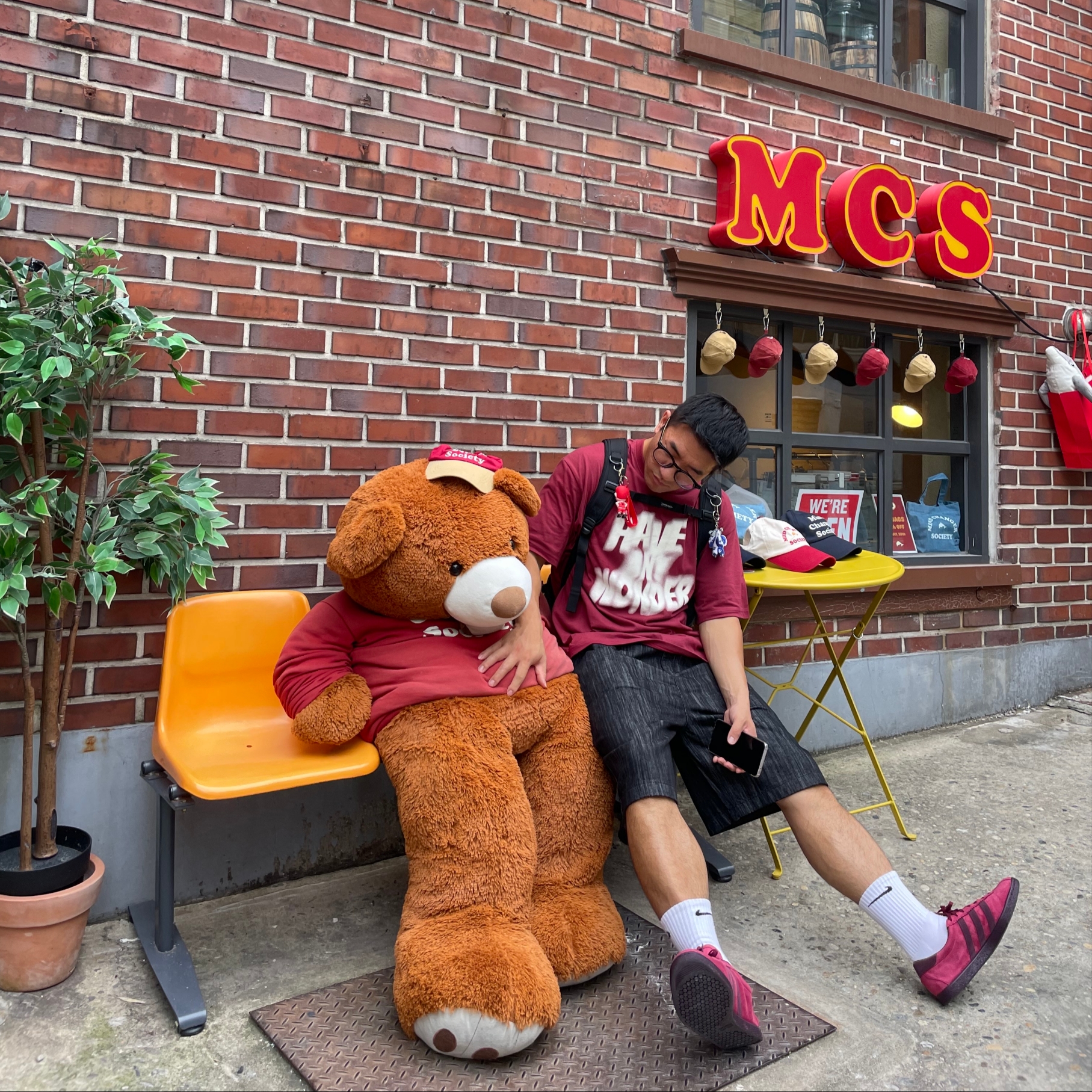 Adidas Tobacco Gruen Collegiate Burgundy 착용 스타일