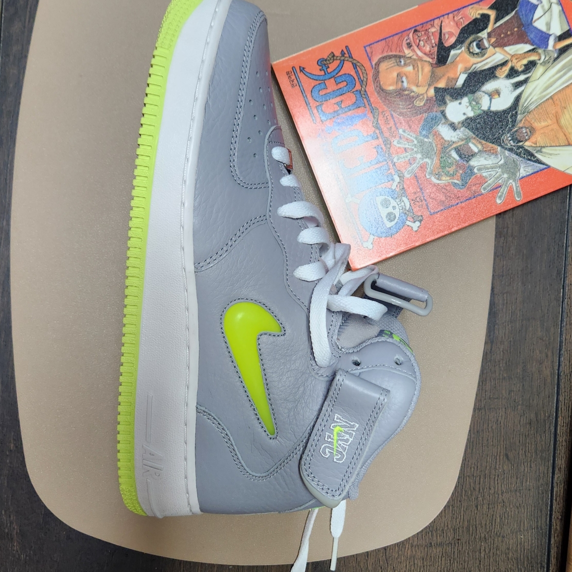 Nike Air Force 1 Mid '07 Wolf Grey Volt 착용 스타일