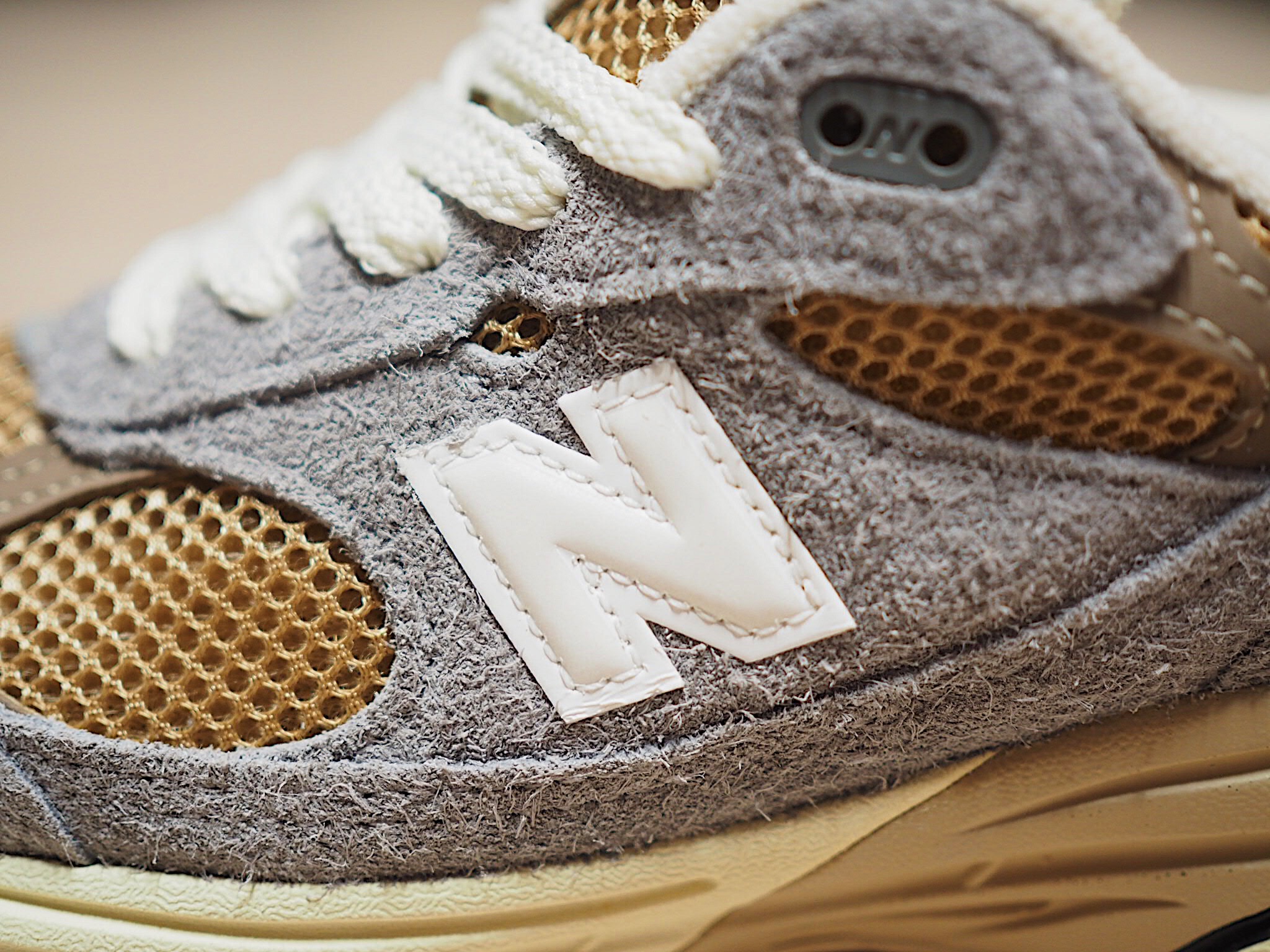 New Balance 993 Made in USA Shadow Grey Driftwood 착용 스타일 - 3