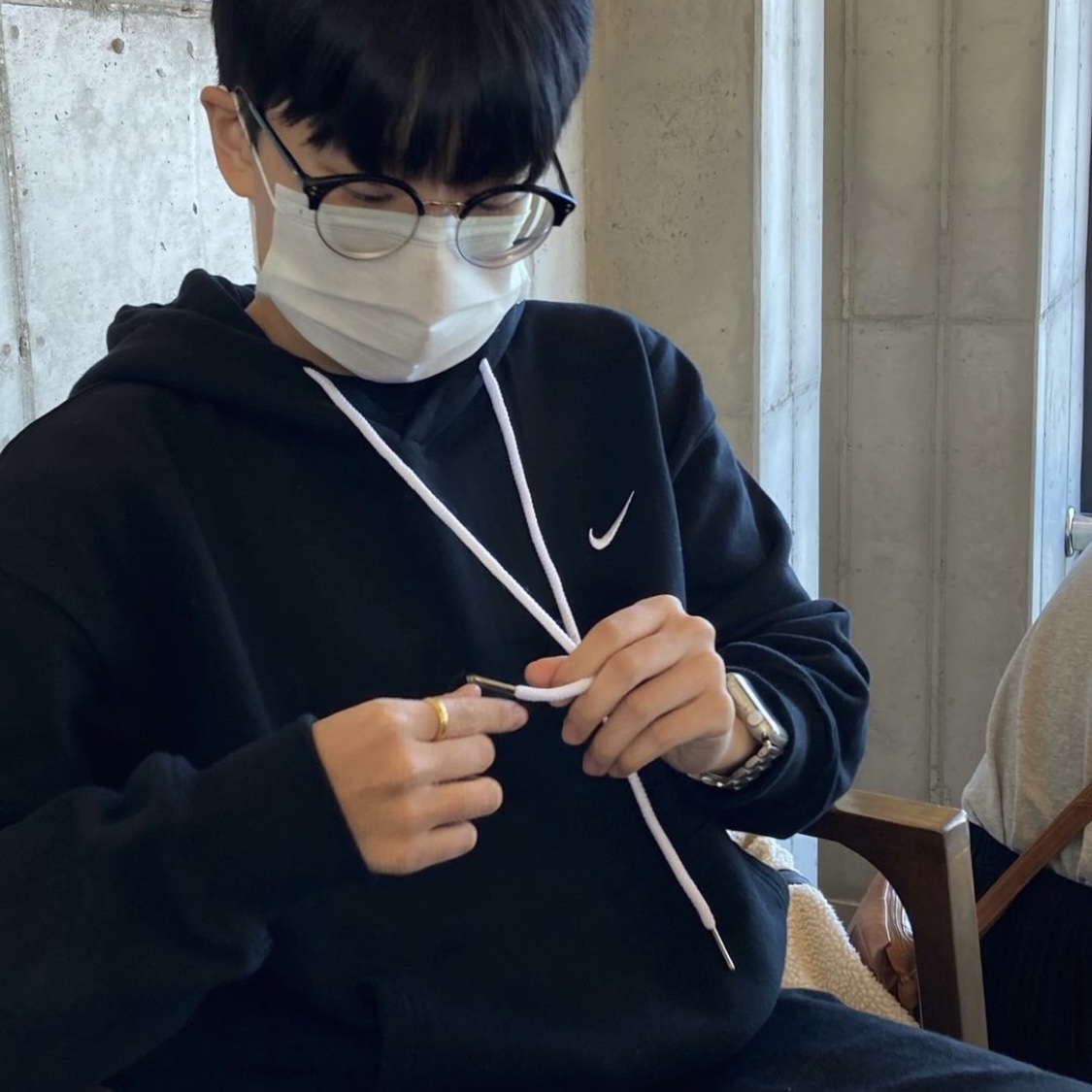 Nike Solo Swoosh Fleece Pullover Hoodie Black - US/EU 착용 스타일 - 2