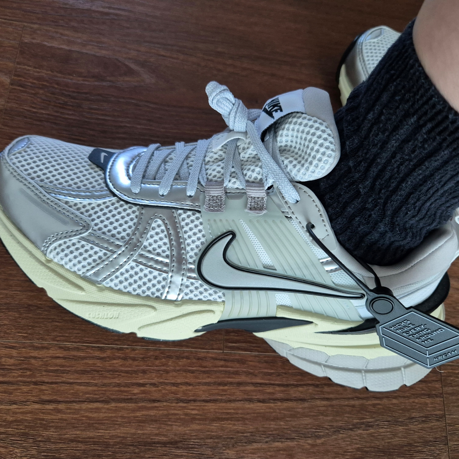 Nike V2K Run Summit White Metallic Silver 착용 스타일 - 3
