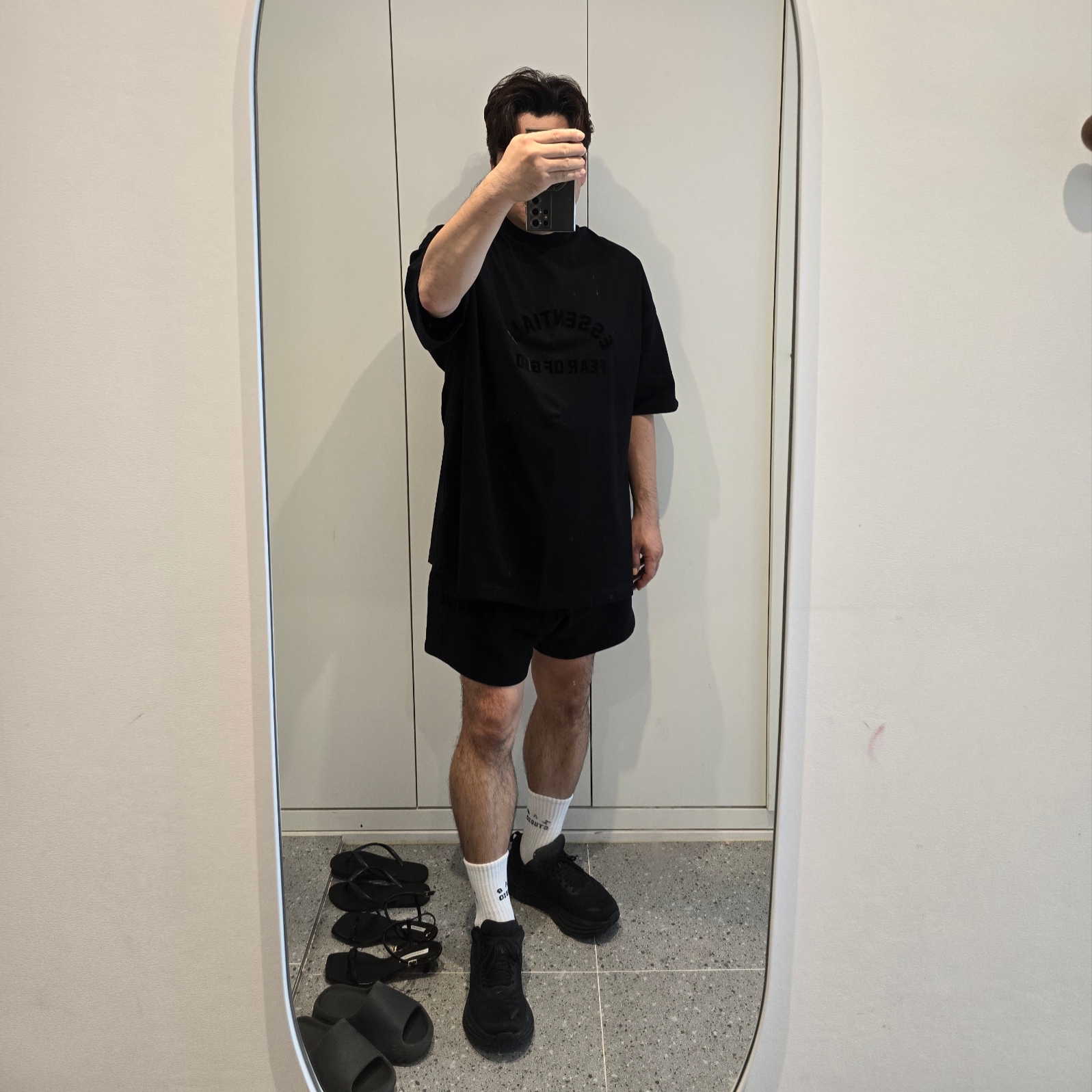 Hoka Bondi 8 Black - Wide, Essentials The Black Collection T-Shirt Black - 23SS 착용 스타일