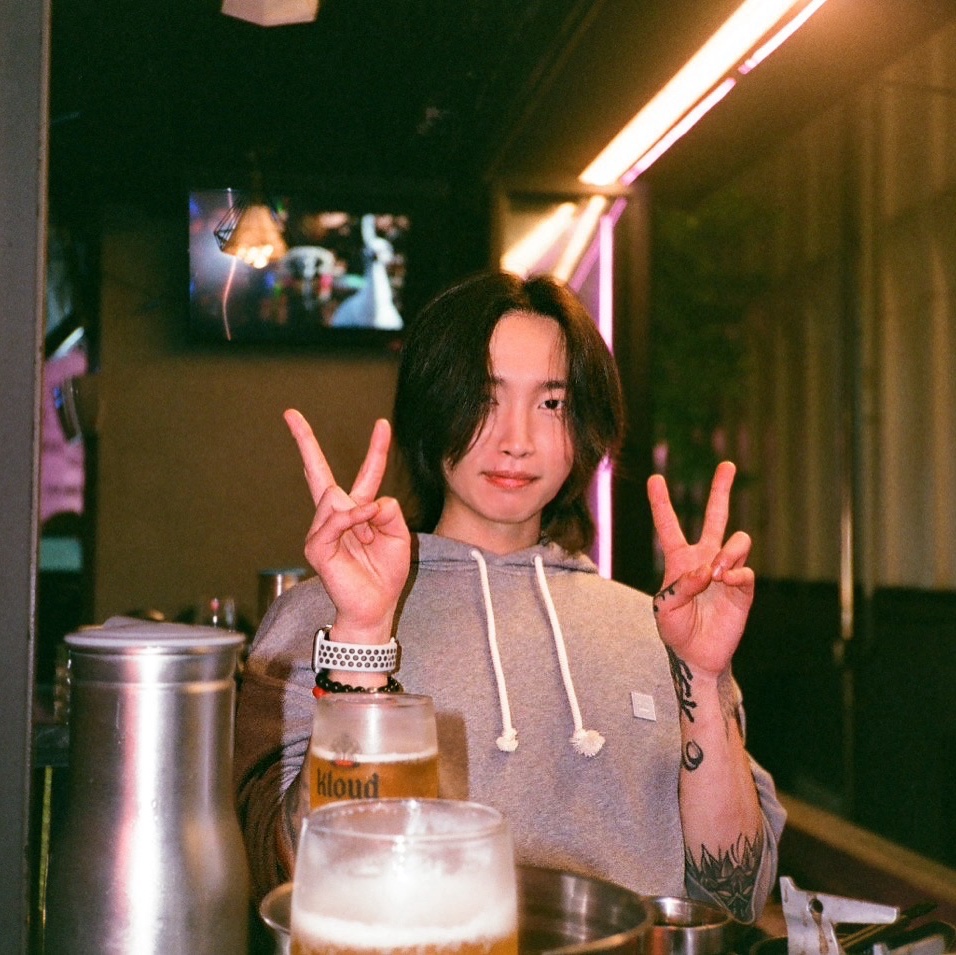 Acne Studios Hooded Sweatshirt Light Grey Melange 착용 스타일 - 2