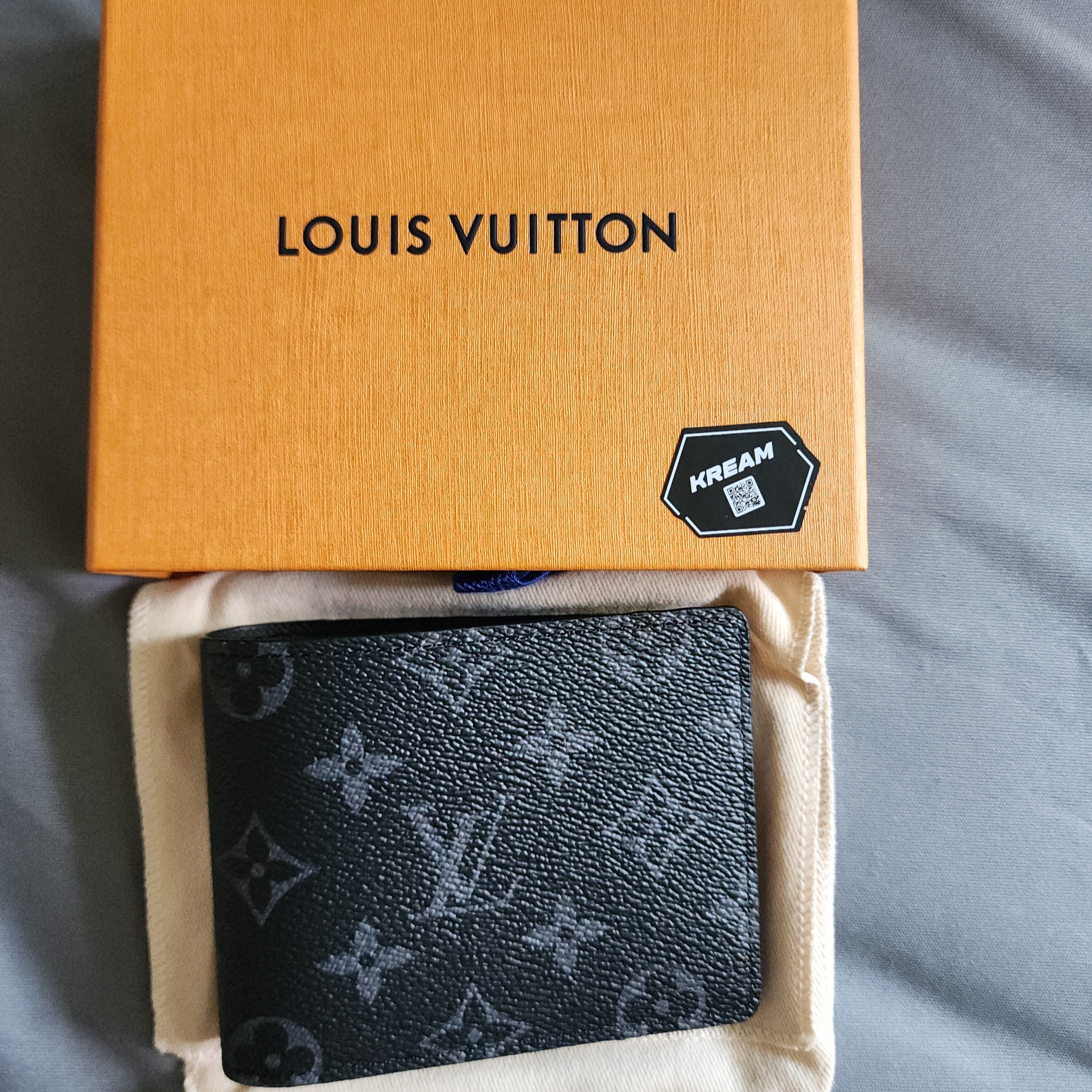 Louis Vuitton Multiple Wallet Monogram Eclipse 착용 스타일 - 2