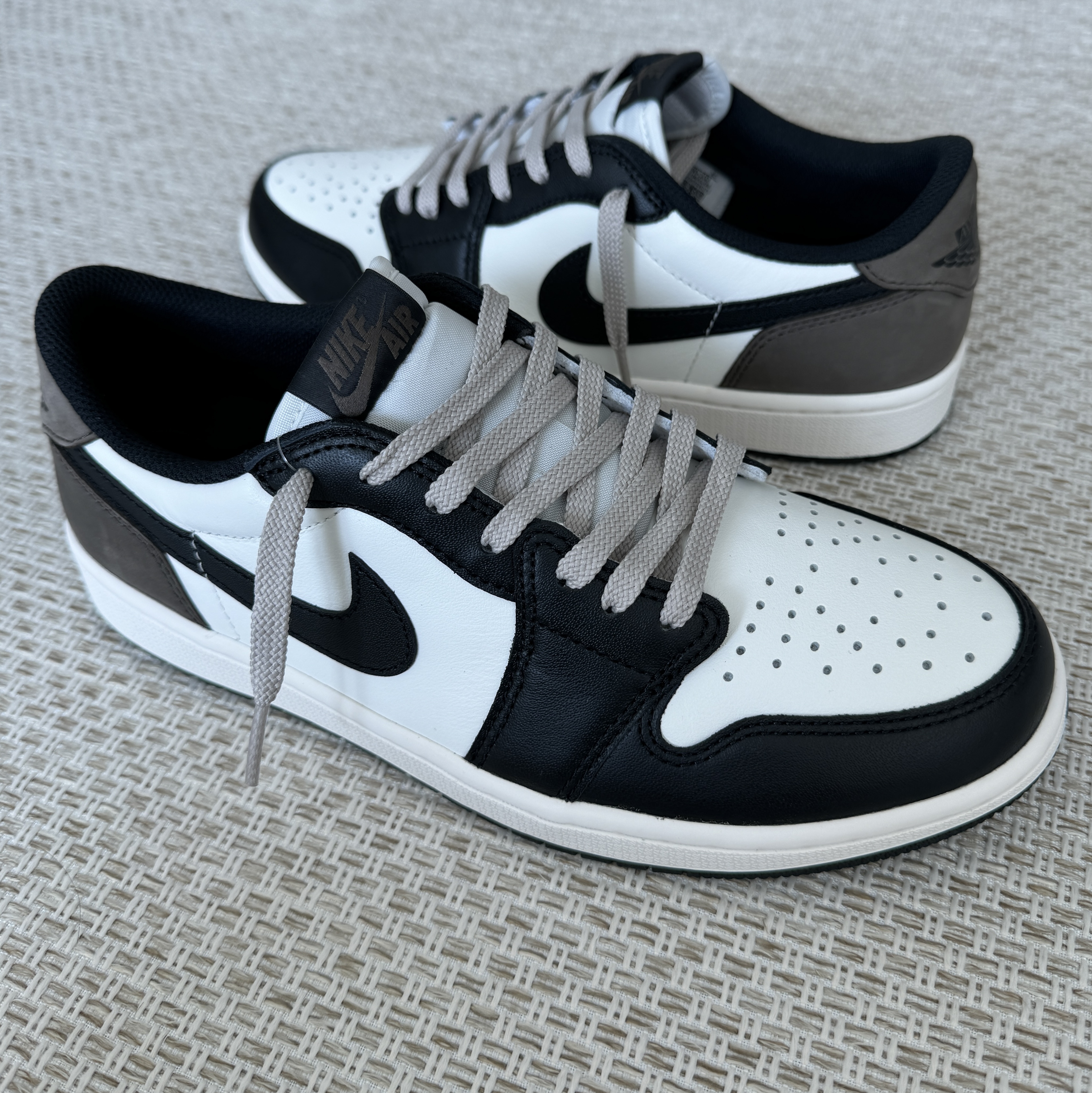 Jordan 1 Retro Low OG Mocha 착용 스타일 - 1