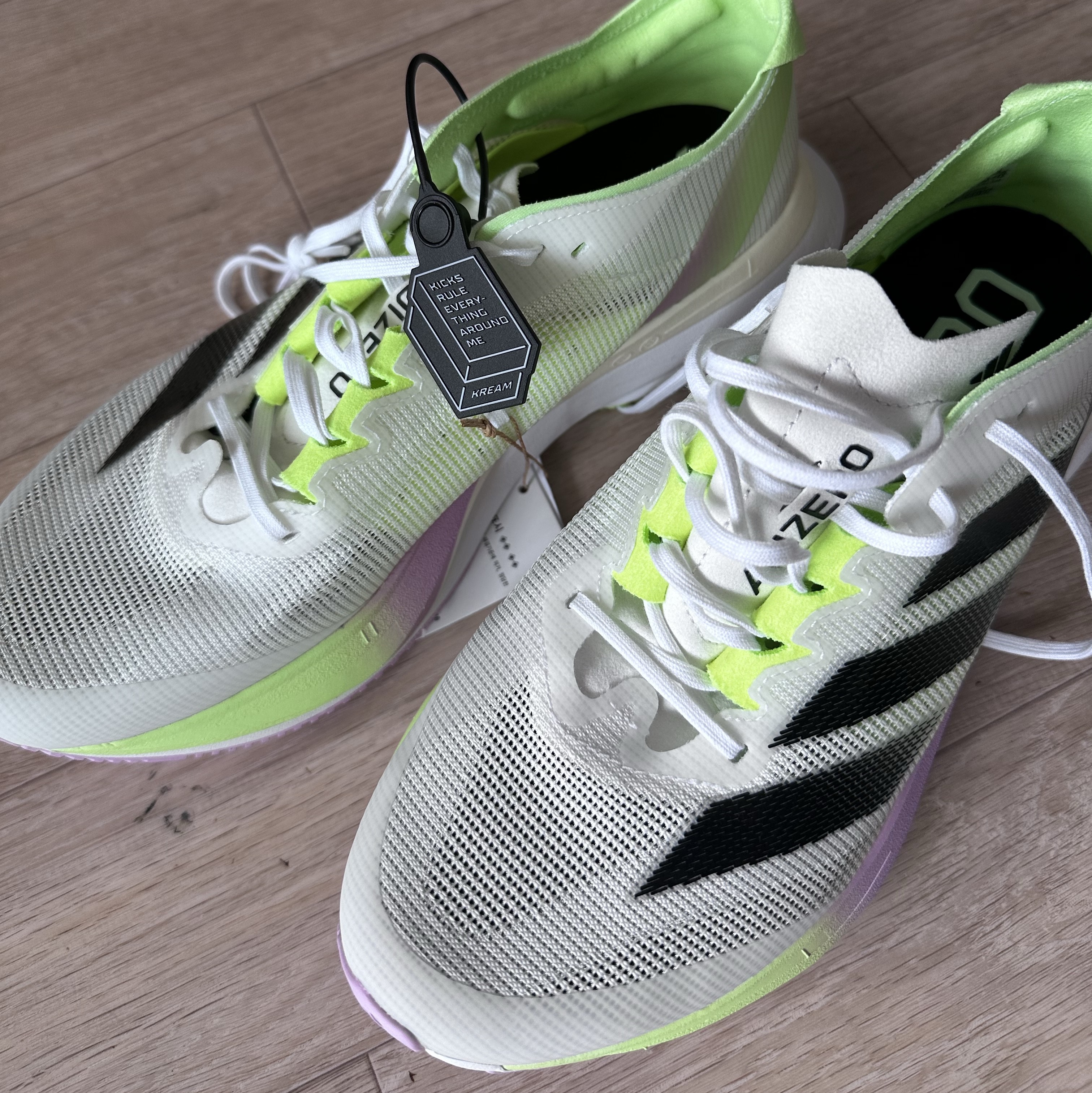 (W) Adidas Adizero Boston 12 Cloud White Green Spark Core Black 착용 스타일