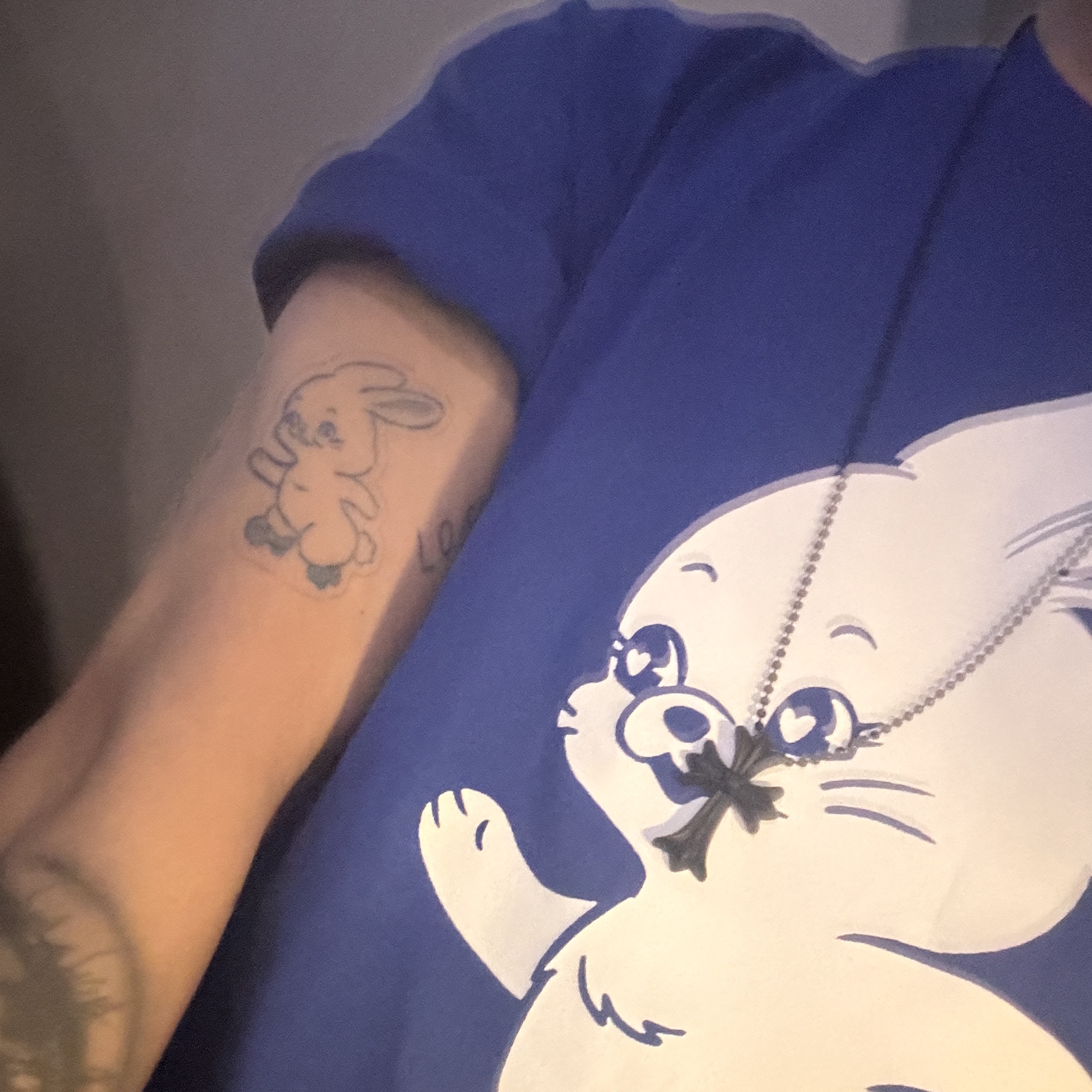 NewJeans T-Shirt Blue, Chrome Hearts Silichrome CH Cross Pendant Black 2022/2023/2025 착용 스타일