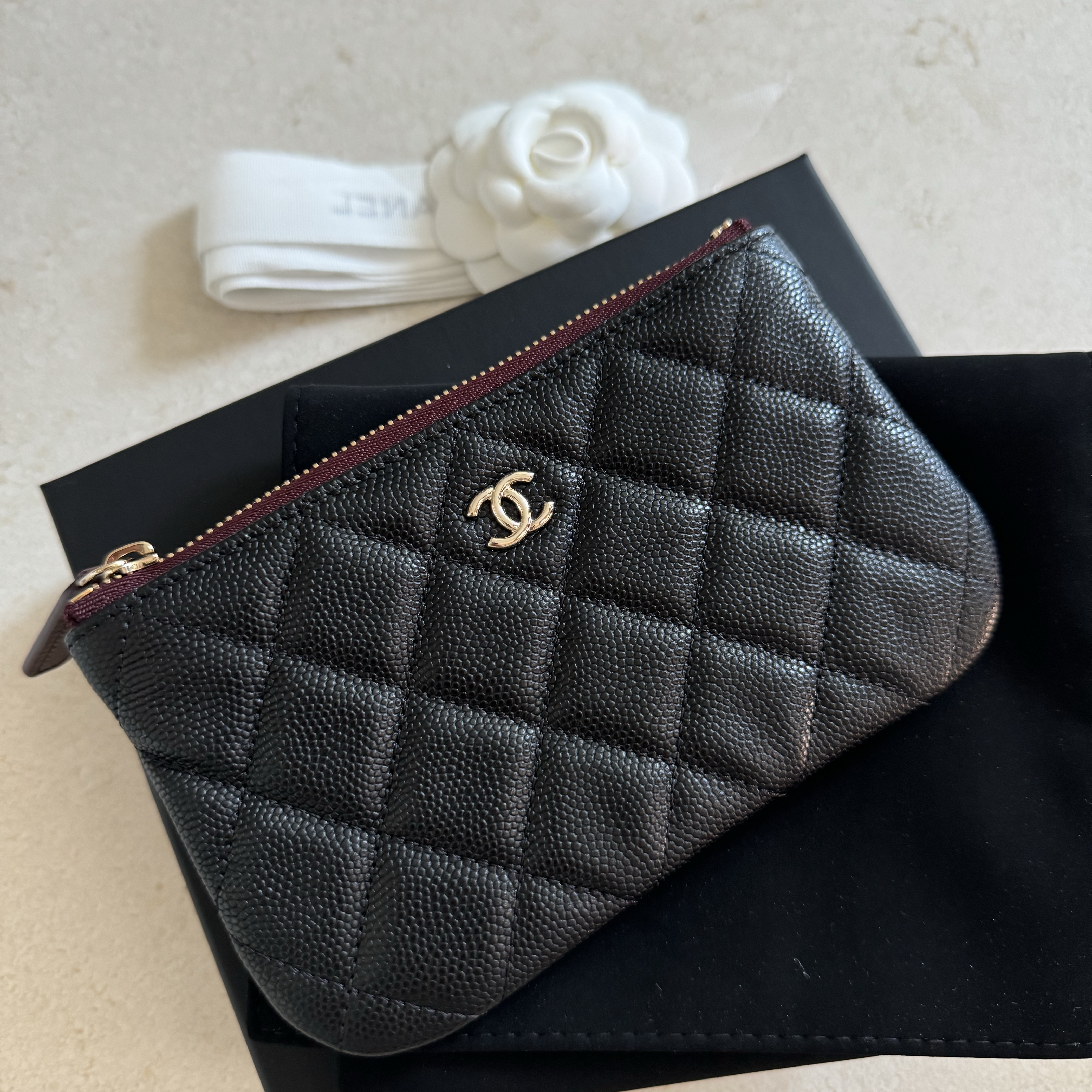 Chanel Classic Mini Pouch Grained Calfskin & Gold Black 착용 스타일