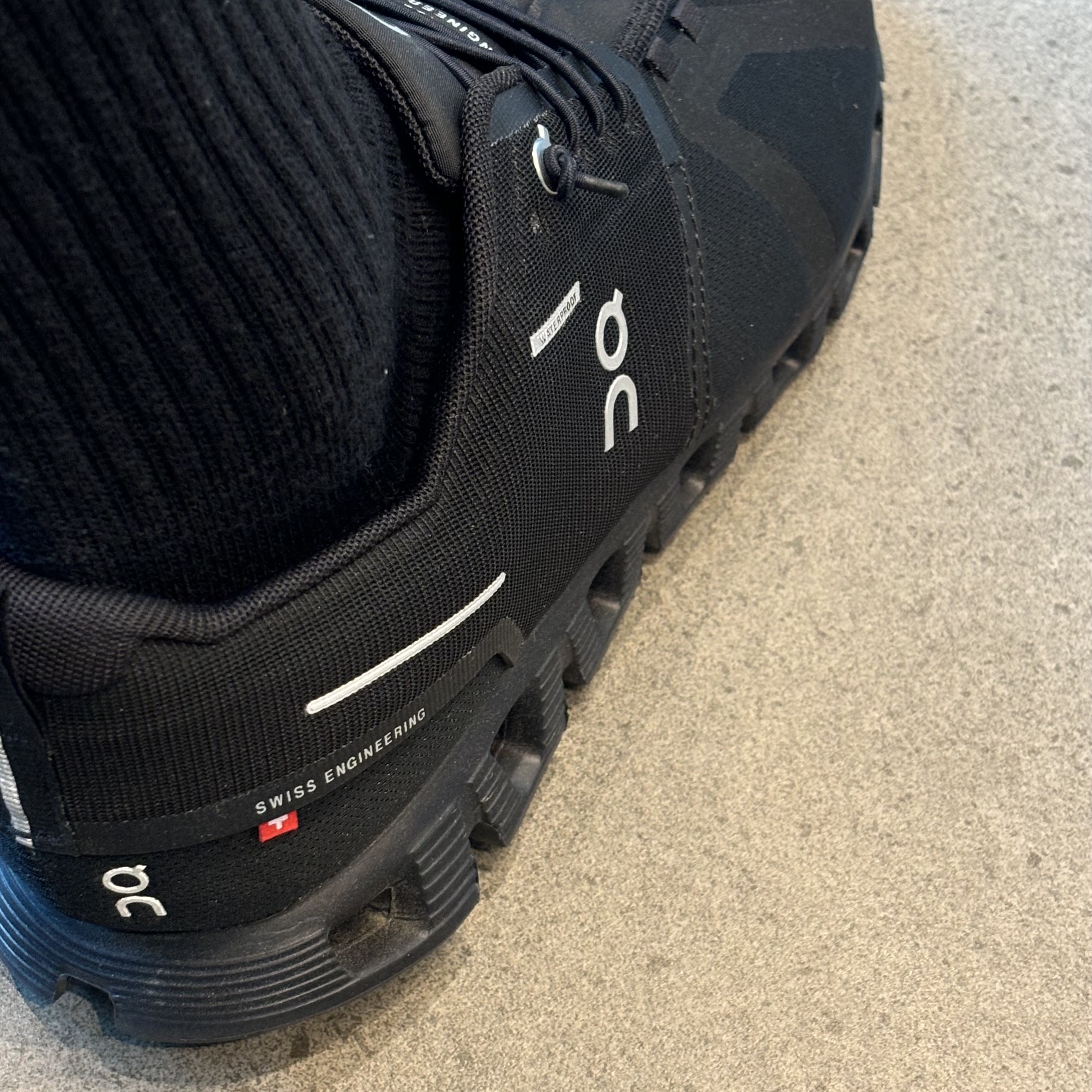 On Running Cloud 5 Waterproof All Black 착용 스타일 - 1