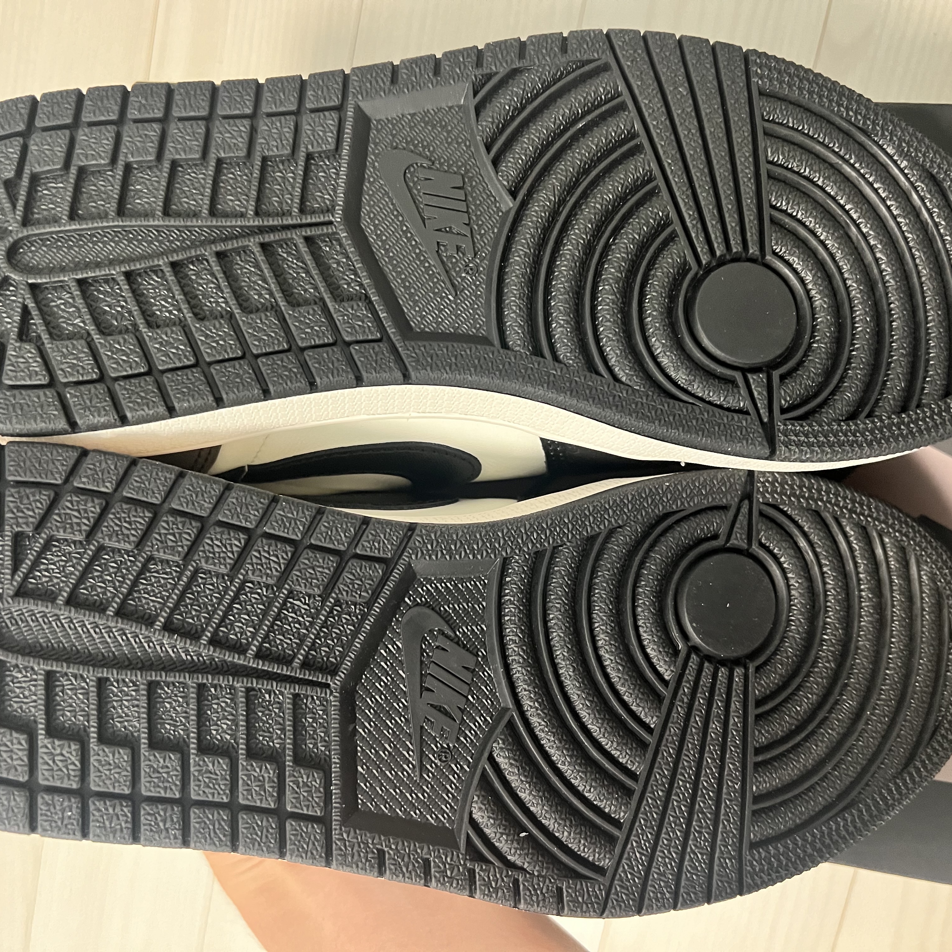 Jordan 1 Retro Low OG Mocha 착용 스타일 - 3