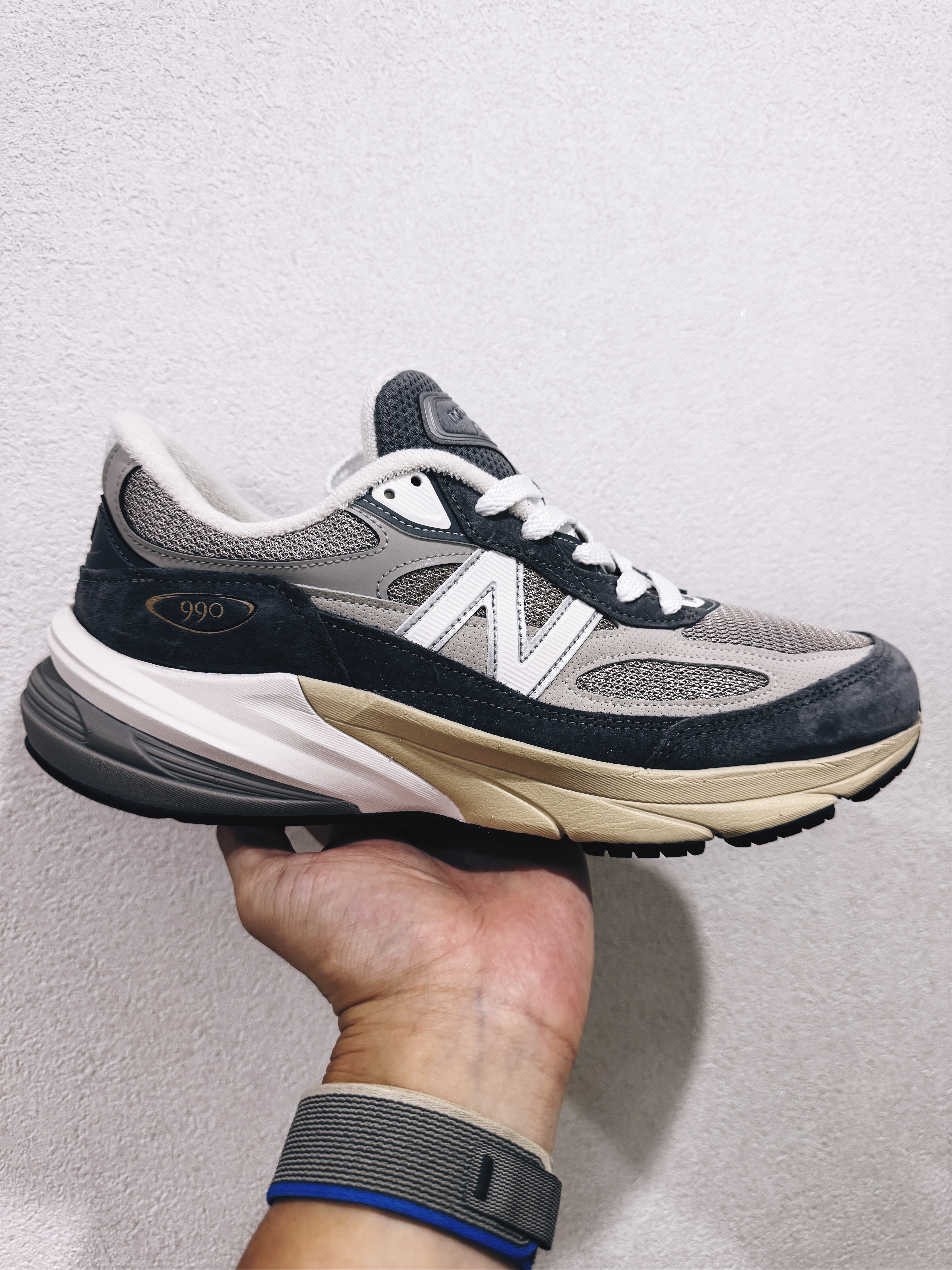 New Balance 990v6 Made in USA Castlerock Moonrock 착용 스타일 - 1
