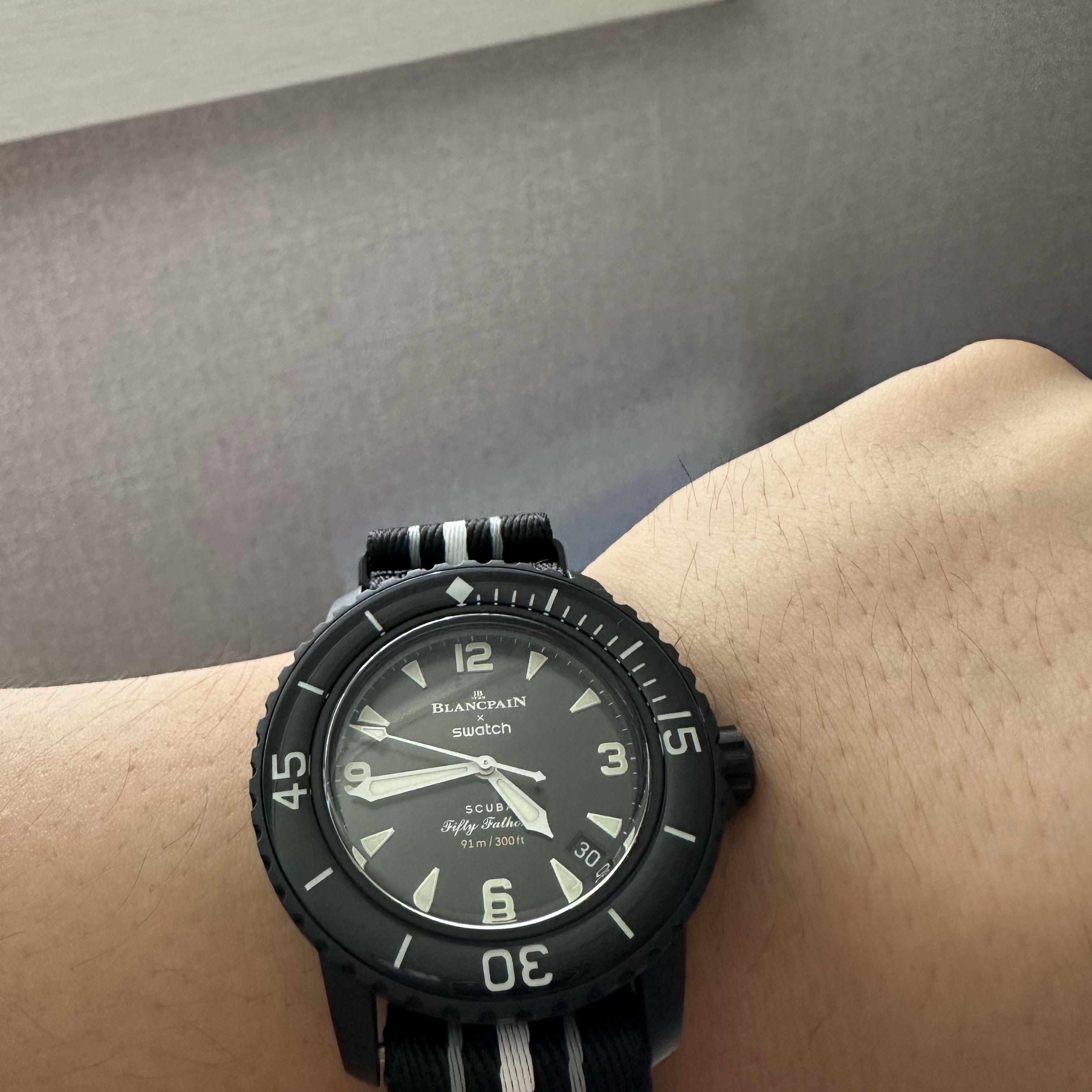 Swatch x Blancpain Bioceramic Ocean of Storms 착용 스타일 - 1