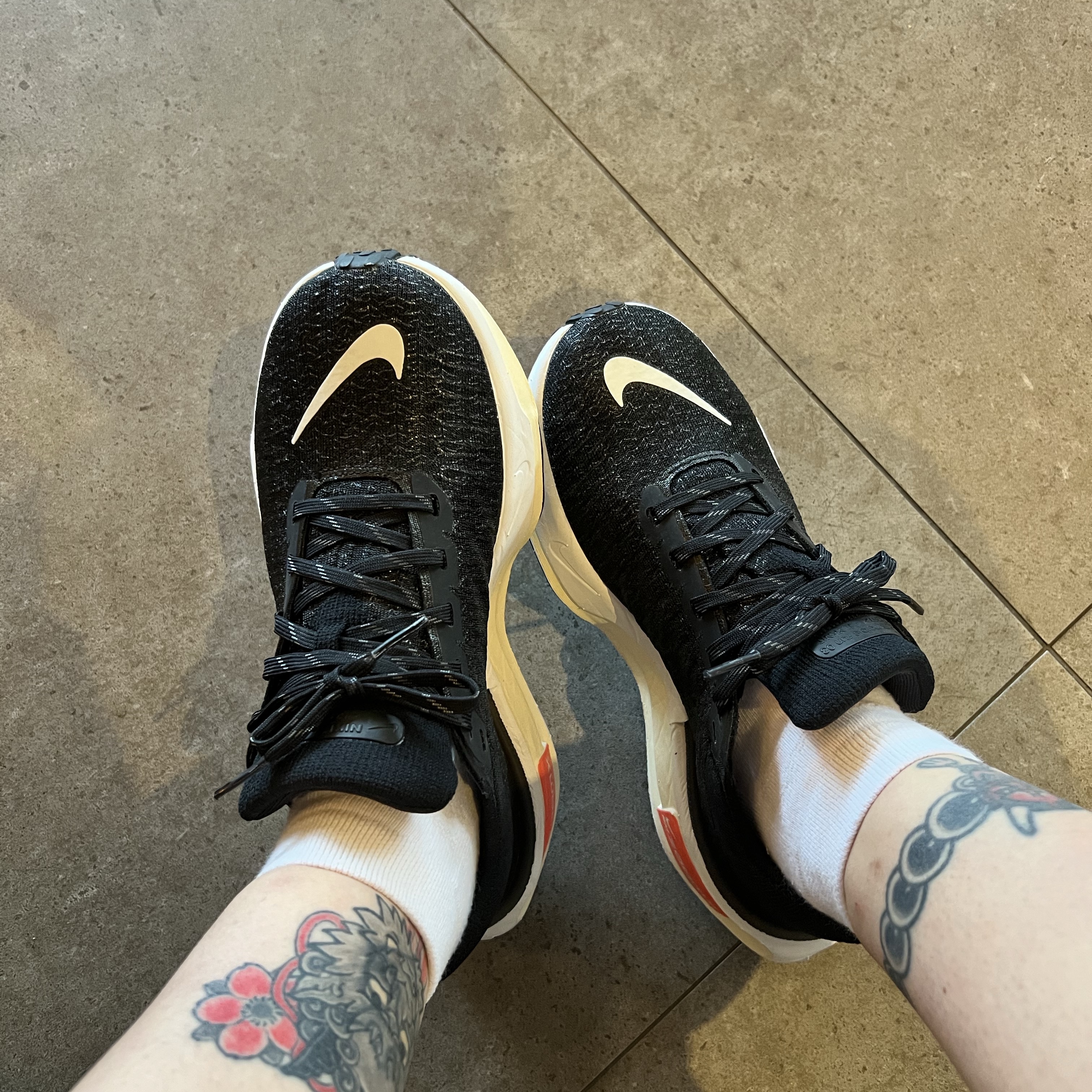 Nike ZoomX Invincible Run Flyknit 3 Black White 착용 스타일 - 1