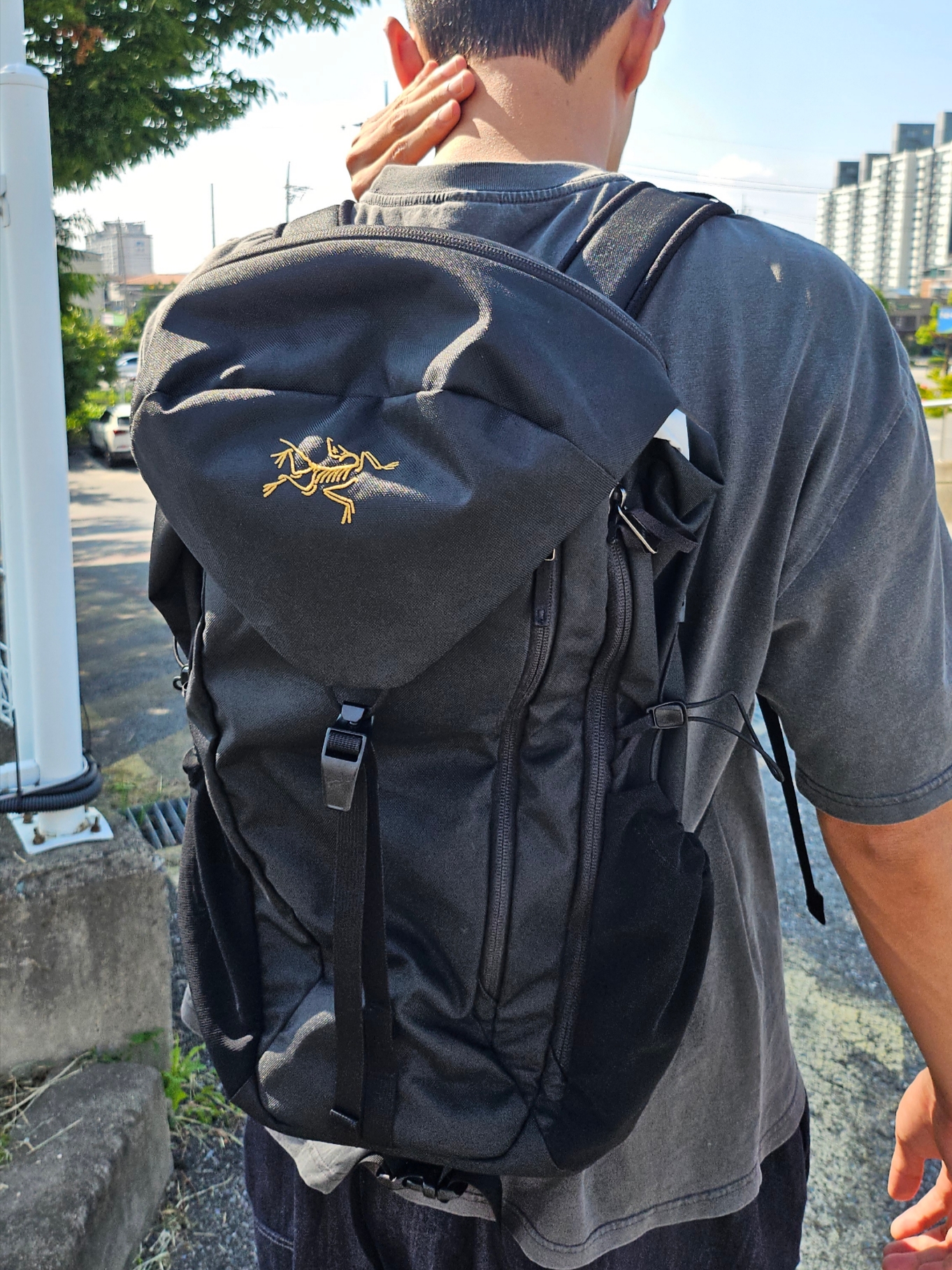 Arc'teryx Mantis 20 Backpack Black 착용 스타일