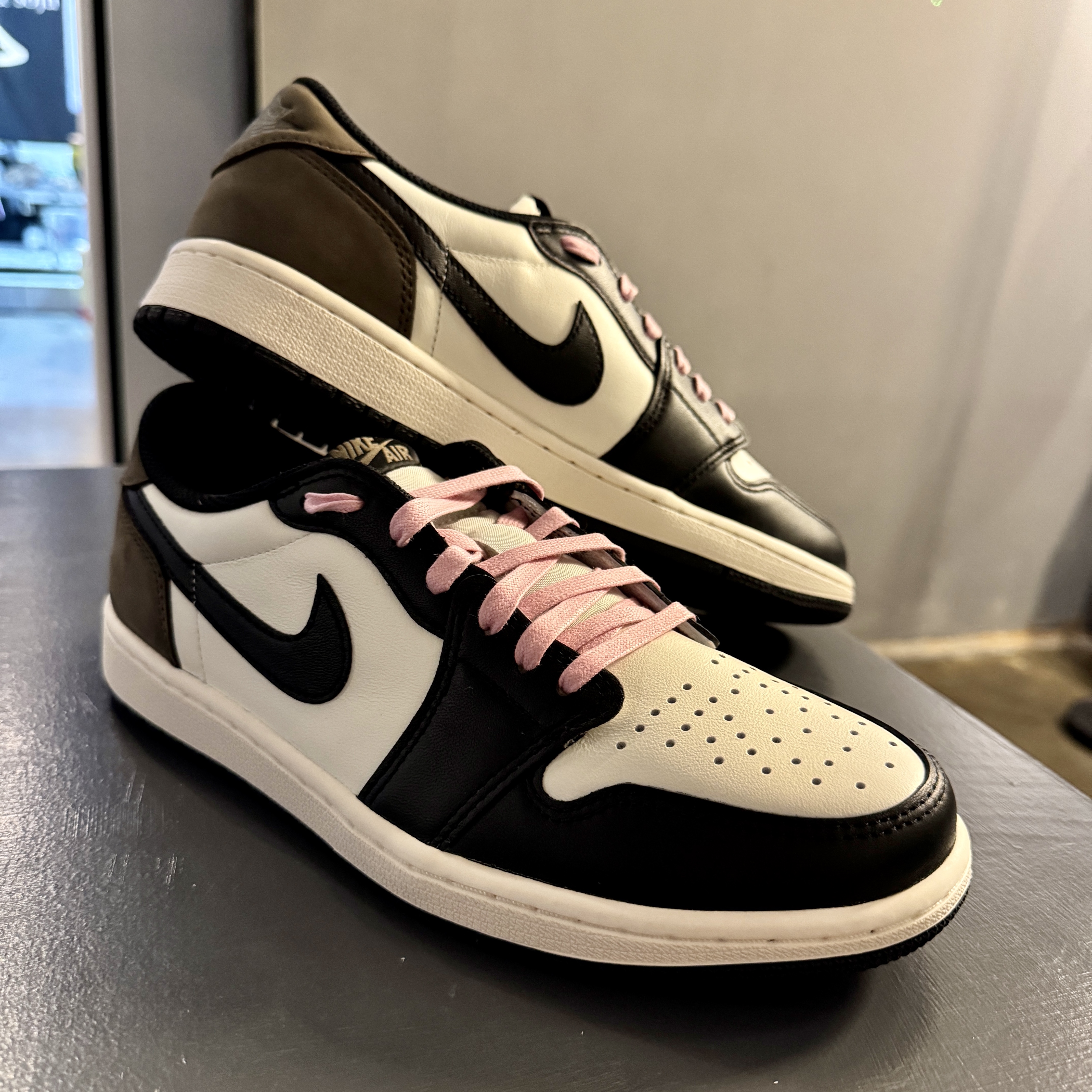 Jordan 1 Retro Low OG Mocha 착용 스타일 - 1