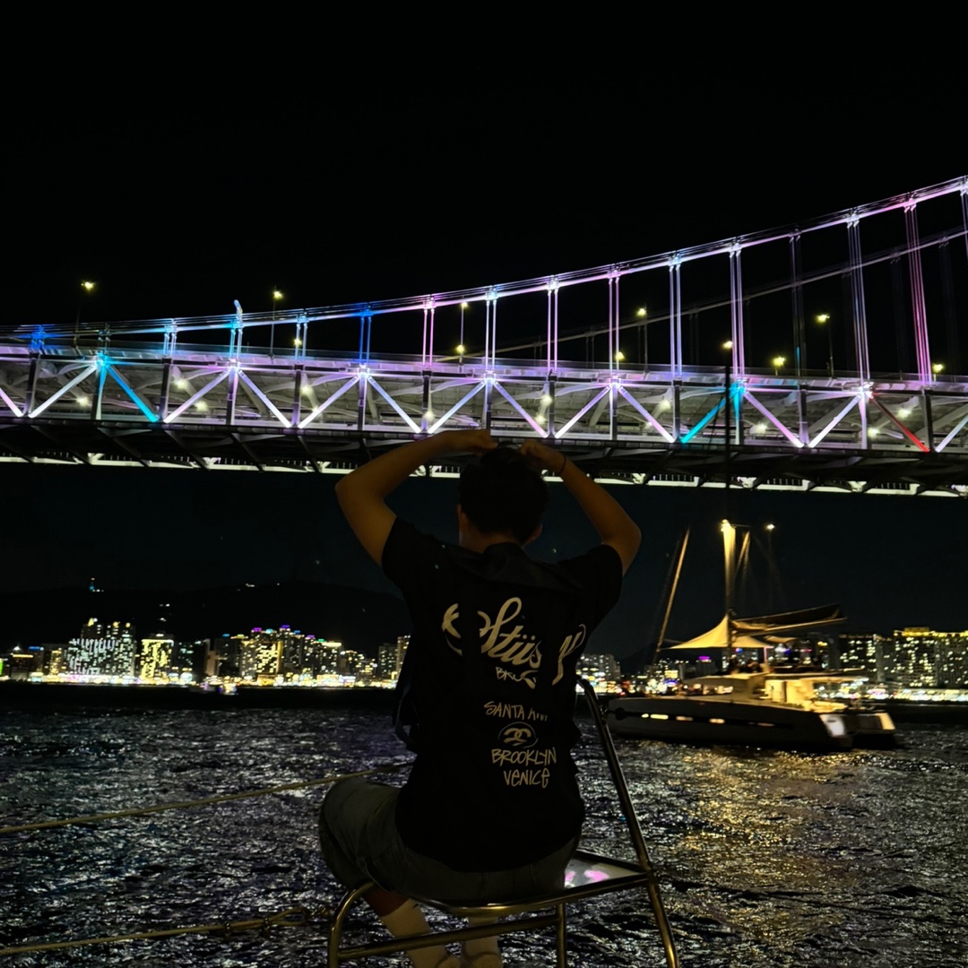 Stussy World Tour T-Shirt Black 2024,2025 착용 스타일