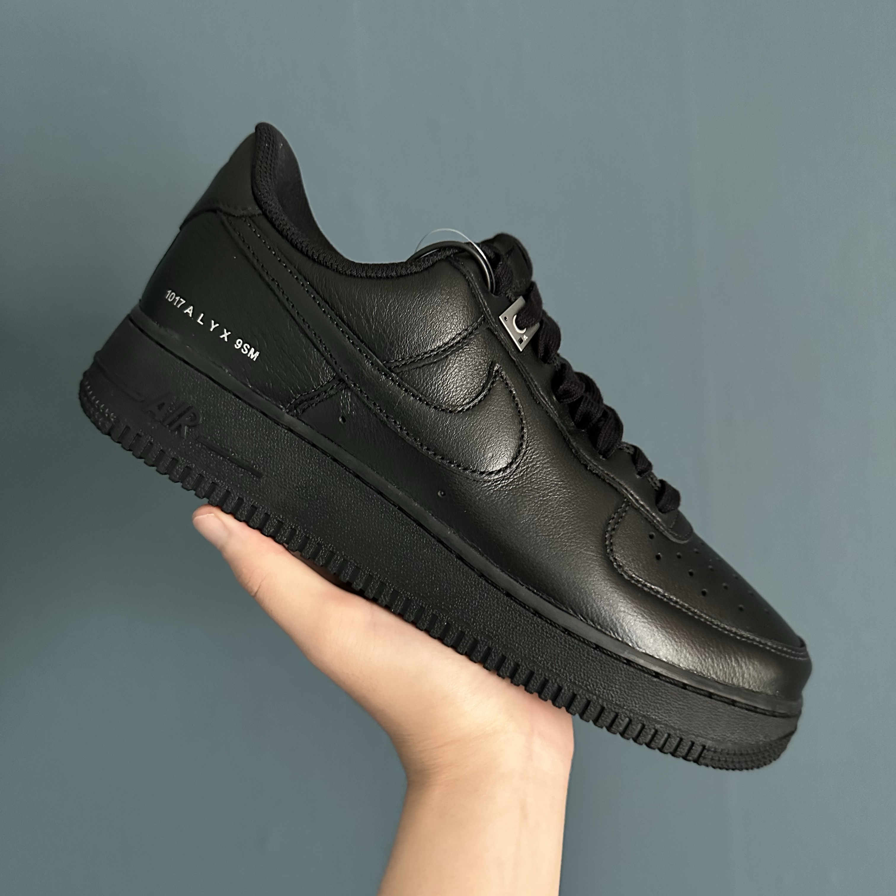 Nike x 1017 Alyx 9SM Air Force 1 Low SP Black 착용 스타일 - 1